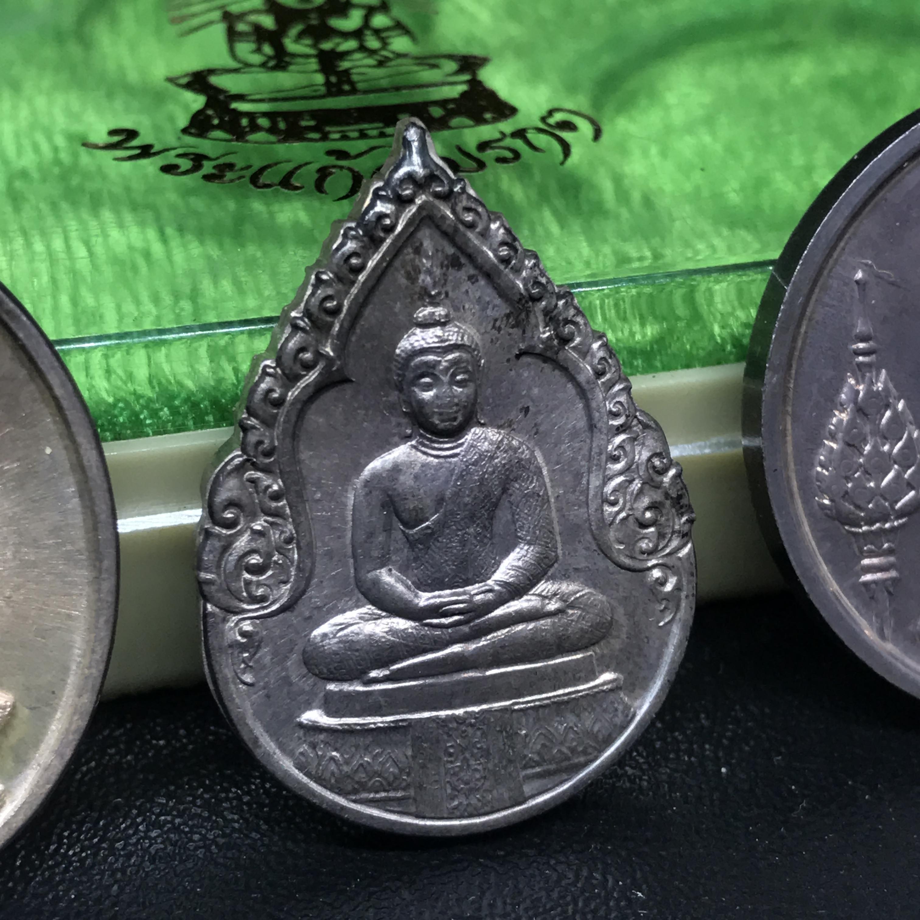 เหรียญพระแก้วมรกตหลัง ภปร ฉลองกรุงรัตนโกสินทร์ครบ 200 ปี พ.ศ.2525 เนื้อเงินกล่องบรรจุเดิมครบ3พิมพ์(บล็อกแรกไม่มีพระราชศรัธา)(ในหลวงรัชกาลที่9 เสด็จในพิธี)