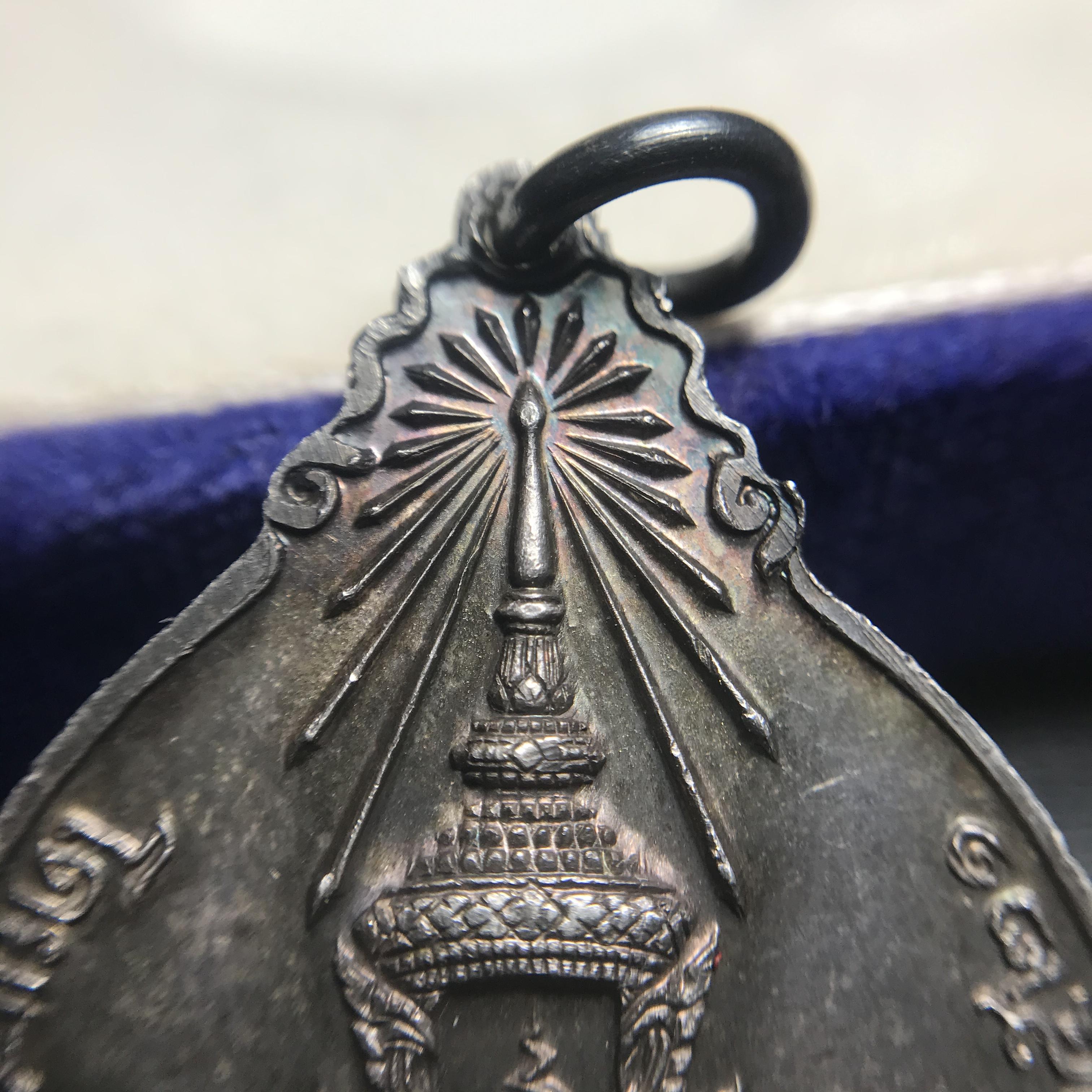 หลวงปู่แหวน วัดดอยแม่ปั๋ง รุ่นสร้างตึกโรงพยาบาล ปี 2521 หลัง ภปร.(ใหญ่) เนื้อเงิน(บล็อกนิยม)(คัดสวยสภาพผิวเดิม)กล่องเดิมครบสมบูรณ์(หายาก)