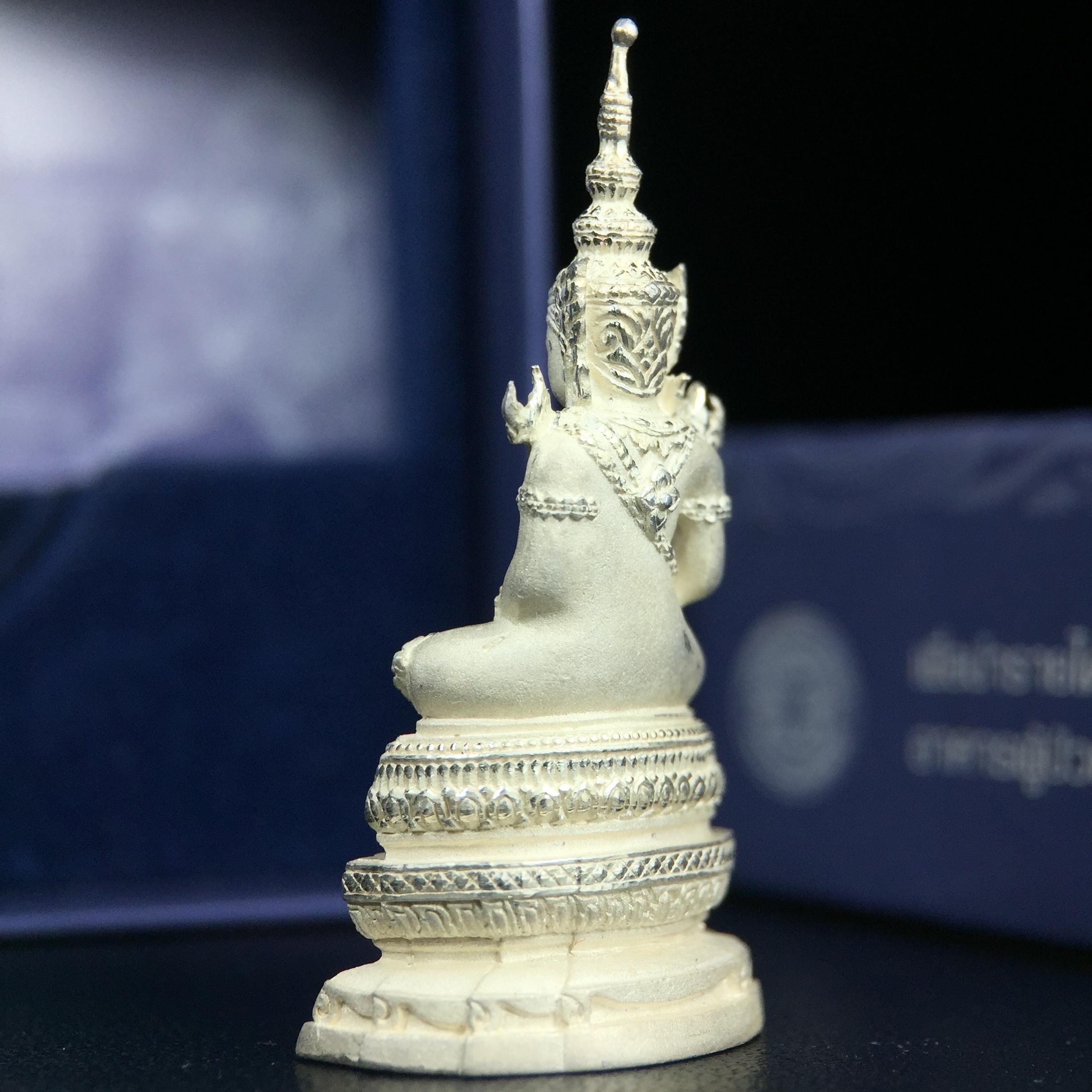 พระแก้วมรกต ภปร. ปี2547 จัดสร้างโดย รพ.ภูมิพลฯ เนื้อเงิน ลอยองค์ หน้าตัก 1/2 นิ้ว งดงามทรงคุณค่าอีกหนึ่งรุ่นยอดนิยม หายาก(1ใน3000องค์)