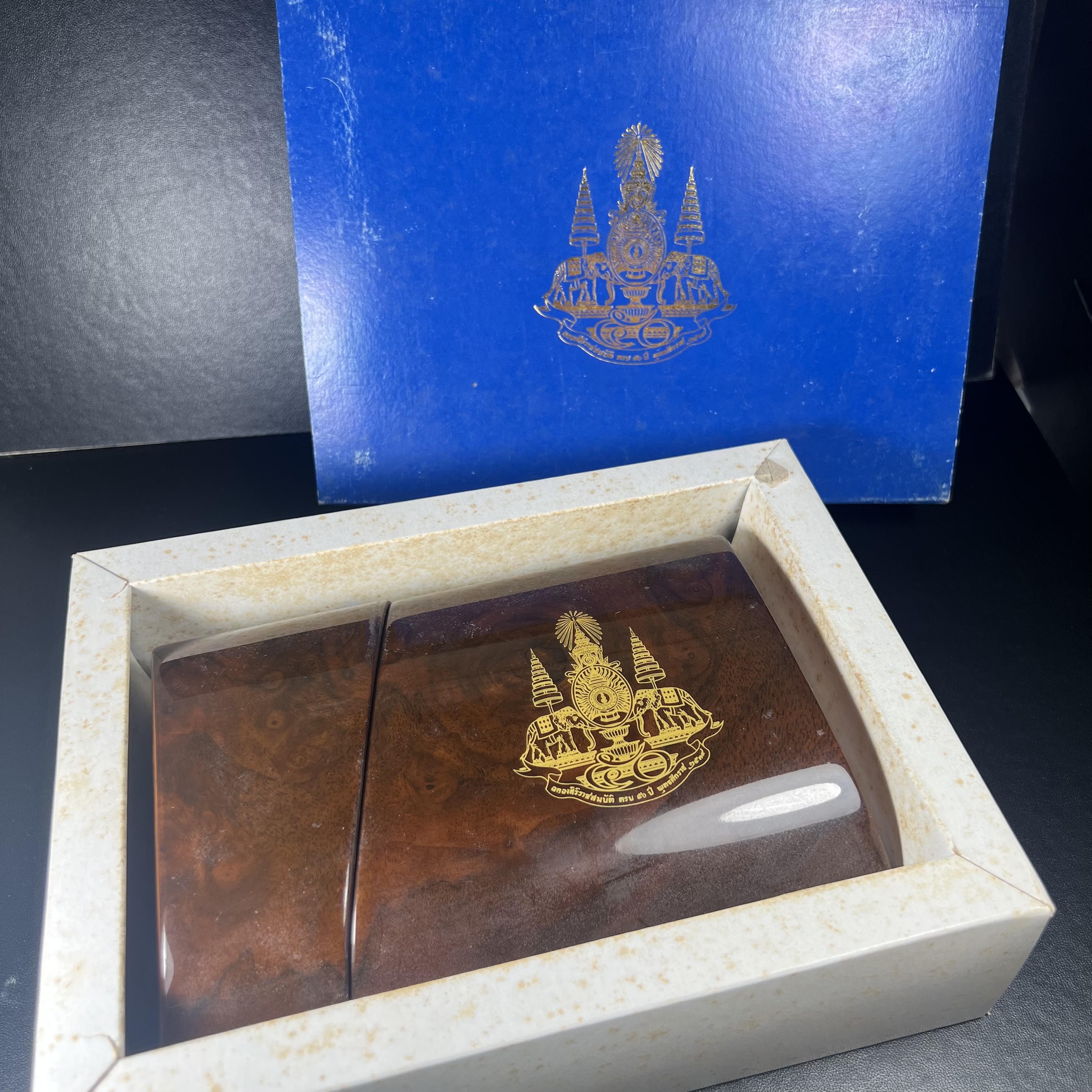 เหรียญพระพิฆเนศวร ญสส. ชุดกาญจนาภิเษกครองราชย์ 50 ปี พุทธศักราช 2538 วัดบวรนิเวศวิหาร ชุดทองคำพิมพ์ใหญ่(2.9 ซม.)(เนื้อทองคำ+เนื้อเงิน+เนื้อทองทิพย์) สภาพสวยเดิมพร้อมกล่องบรรจุเดิม ตอกโค๊ดหมายเลขกำกับ 634(พิธีใหญ่ พุทธศิลป์งดงาม)(นิยมหายาก)1 ใน 939 ชุด