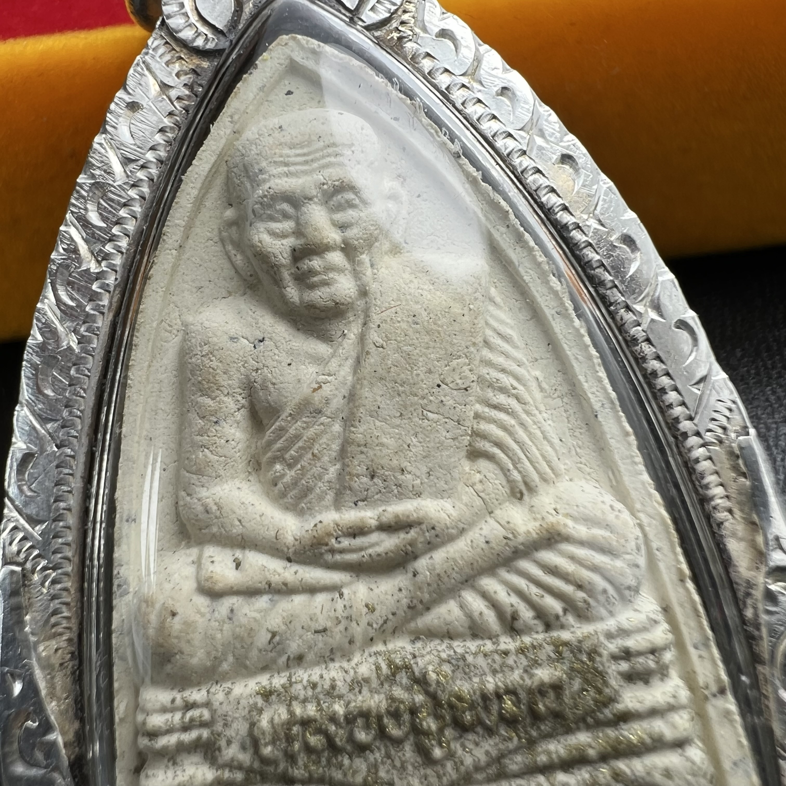 พระหลวงปู่ทวด ภปร.ปี 2547(พระชุดกรรมการ)ทรงกลีบบัว เนื้อผงสมเด็จฯ(โรยผงตะไบ ชนวนเก่า) เลี่ยมกรอบเนื้อเงินแท้(95%) กล่องบรรจุเดิมครบ พิธีมหาพุทธาภิเษก ณ วัดพระศรีรัตนศาสดาราม(วัดพระแก้ว)(เนื้อสีขาวหายากพบเจอน้อย)