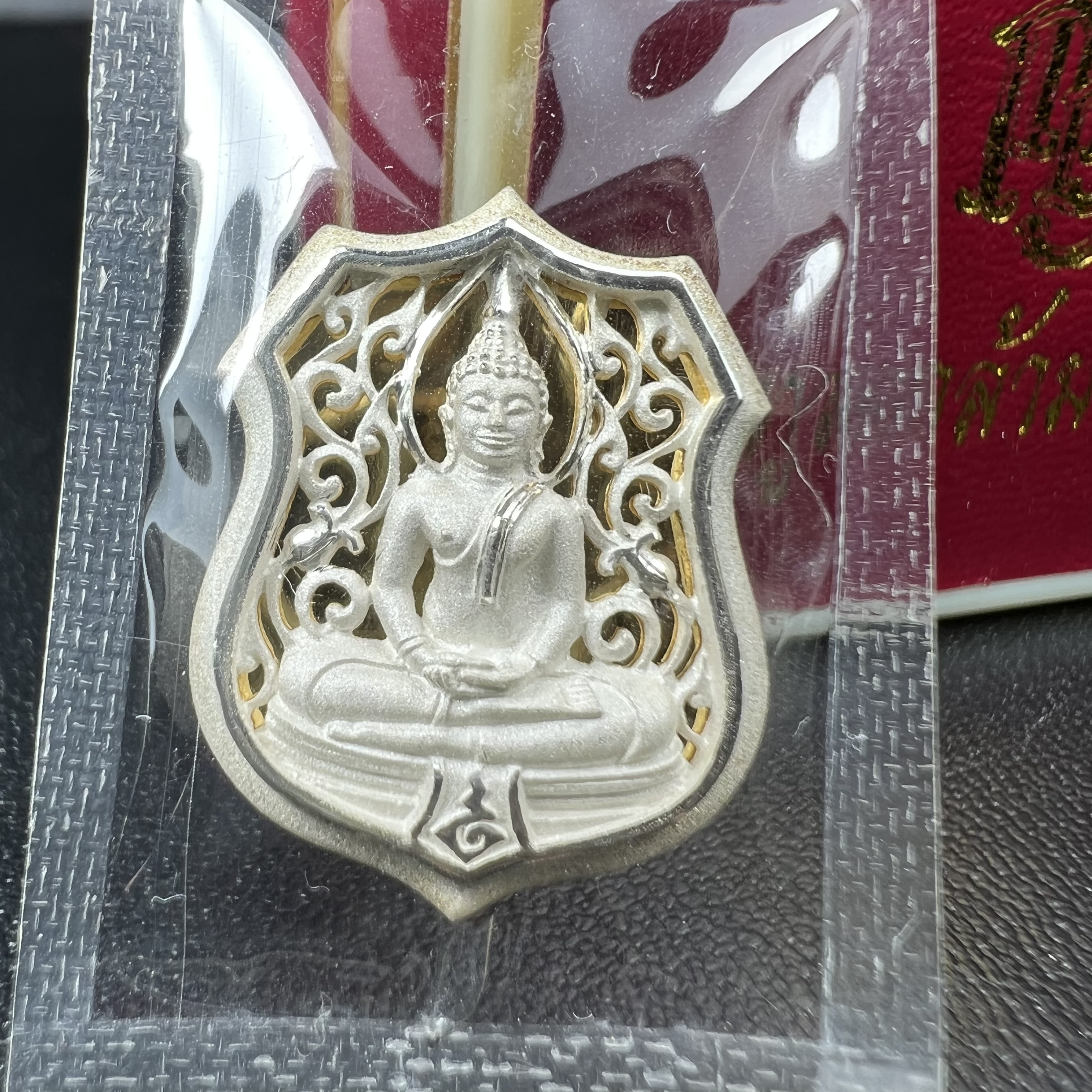 เหรียญหล่อฉลุลายพระพุทธโสธรทรงอาร์มลายกนก เนื้อเงินบริสุทธิ์พ่นทรายนวลขัดเงา(แผ่นกลางทองคำ) พิมพ์เล็ก สูง 2.1 ซม. รุ่น "ทูลเกล้ามหามงคล" ปี 2544(สภาพคัดสวยซีนซองเดิมกล่องบรรจุเดิมครบสมบูรณ์)