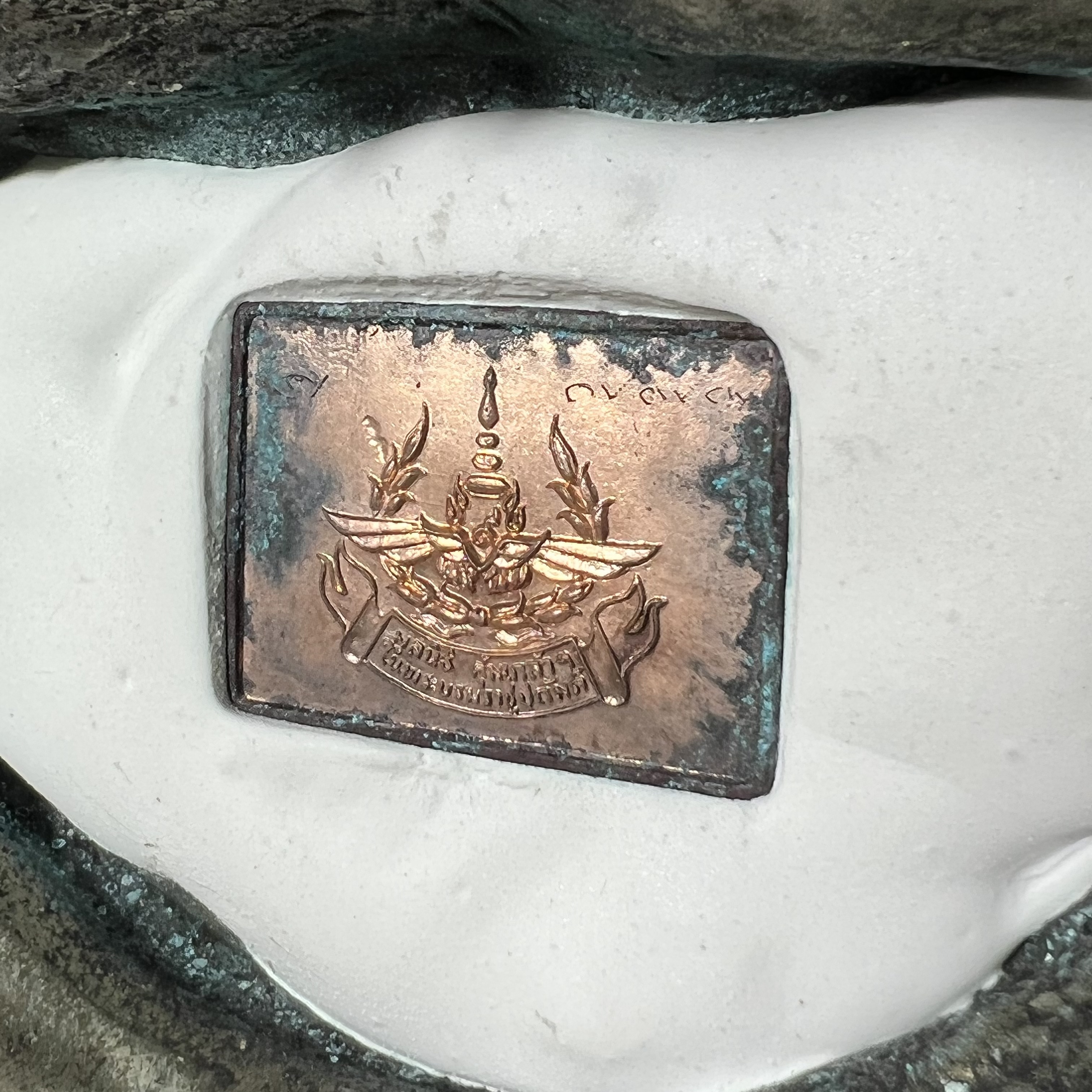 พระบูชาพระพุทธศิรมงคล ภปร. วัตถุมงคลคุ้มเกล้าปี2524 ของมูลนิธิคุ้มเกล้า โรงพยาบาลภูมิพลจัดสร้าง ขนาดหน้าตัก5นิ้ว(ในหลวงรัชกาลที่9 ทรงจุดไฟพระฤกษ์และเททอง พิธีใหญ่)ยอดนิยมหายาก