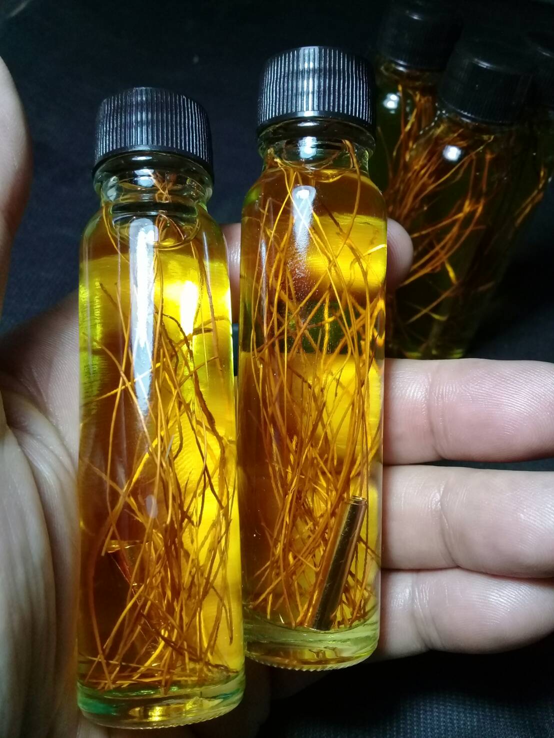 น้ำมันว่านเครือเขาหลง ใส่ตะกรุดนะมหานิยม ทุกขวด