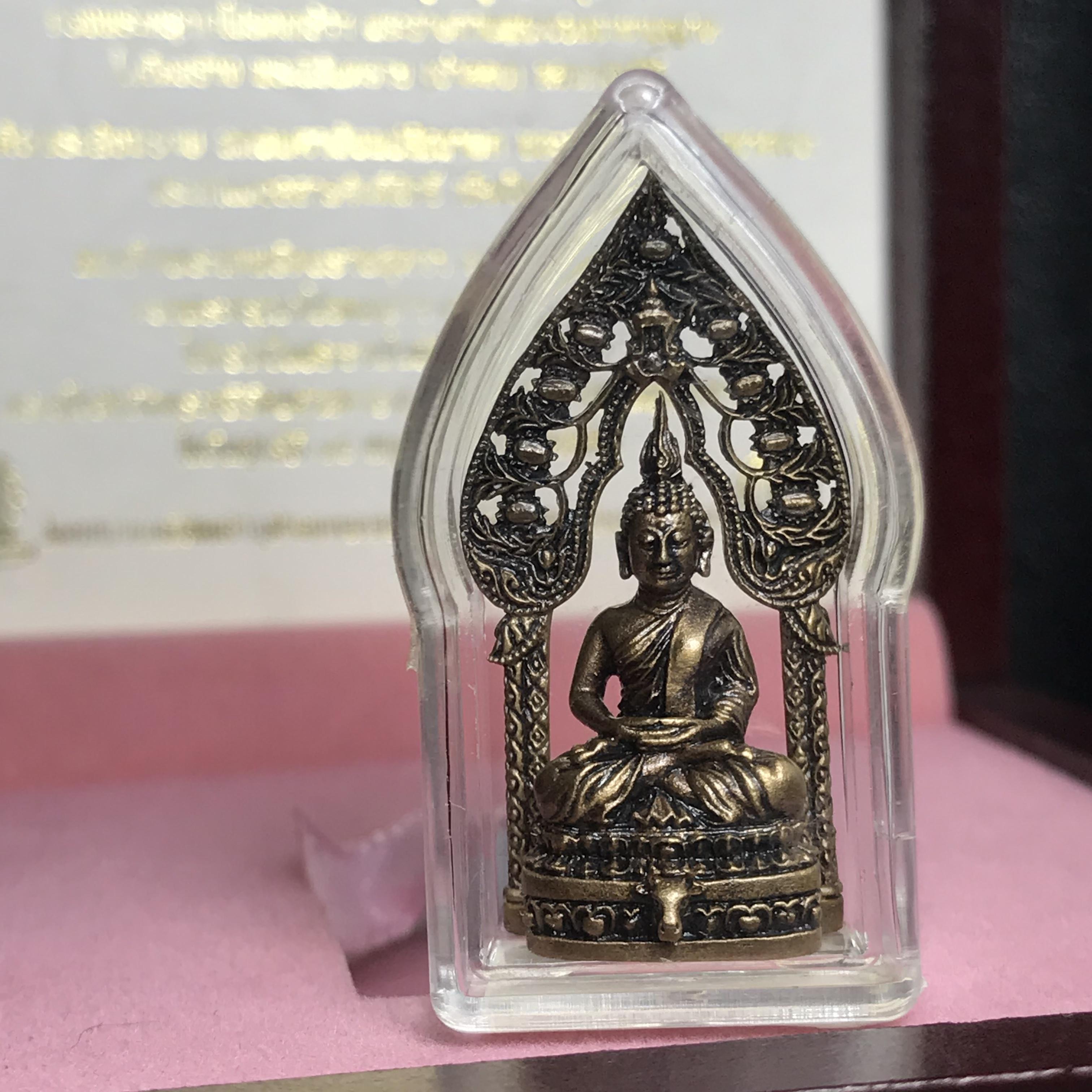 พระนิรันตรายสองกษัตริย์ มหาพุทธานุภาพแห่งแผ่นดิน ปี2552 "พระผู้ปกป้องคุ้มครองจากภัยอันตรายทั้งปวง"พระกริ่งเนื้อนวโลหะรมดำ หน้าตัก 1/2 นิ้ว พร้อมกล่องบรรจุเดิมครบชุด(1 ใน 9999 องค์)