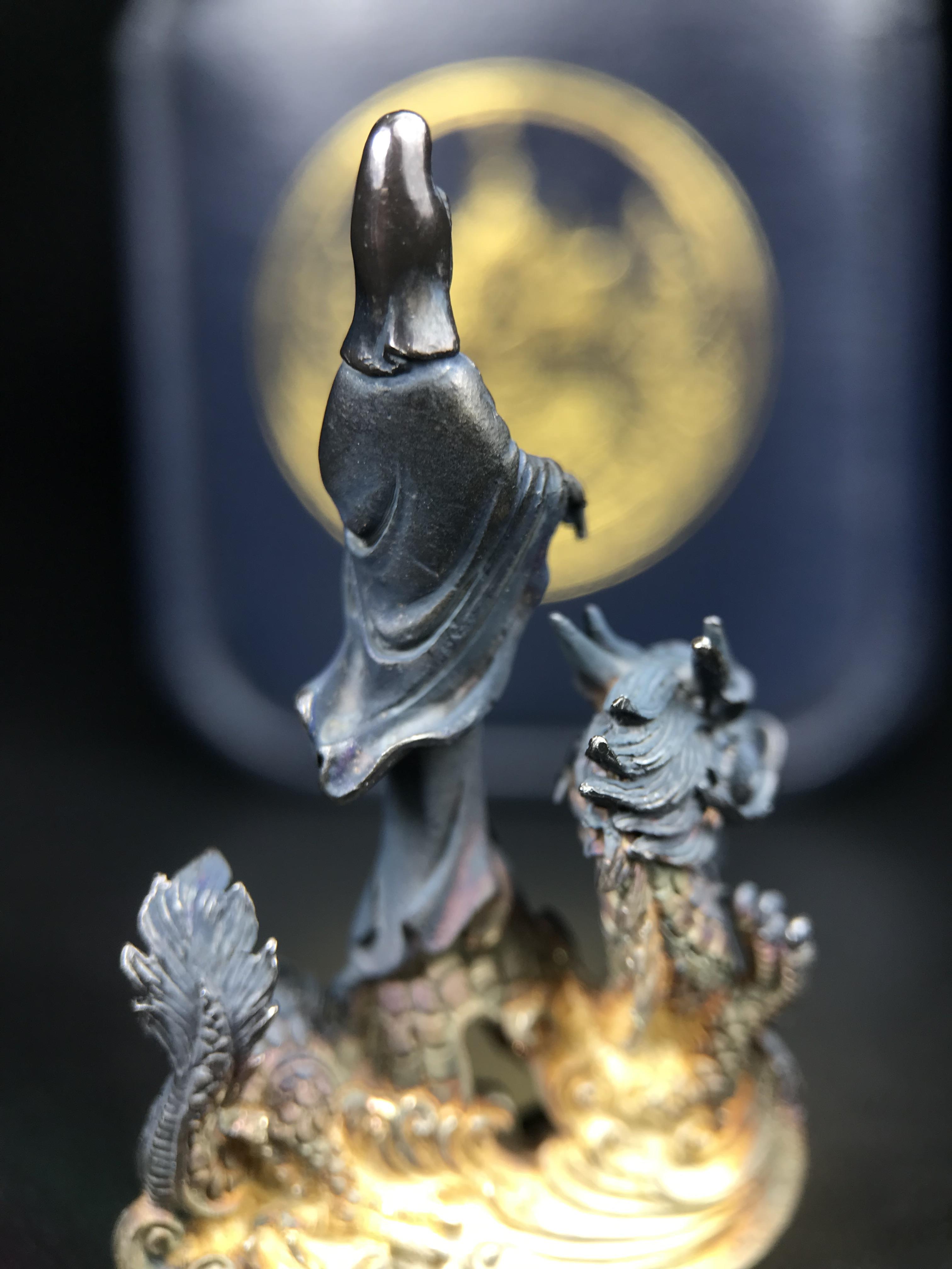 รูปหล่อลอยองค์พระโพธิสัตว์กวนอิม ทรงประทับมังกร จ.ระนอง ปี 2539 เนื้อเงิน พิมพ์ใหญ่(ผิวกลับดำทูโทนเข้มขลังสวยงามมีเสน่ห์)(สภาพผิวเดิม)(เสน่ห์พระเนื้อเงินสีสันที่ธรรมชาติสรรค์สร้าง)เฉลิมฉลองในวโรกาสที่พระบาทสมเด็จพระเจ้าอยู่หัวทรงครองสิริราชสมบัติครบ50ปี