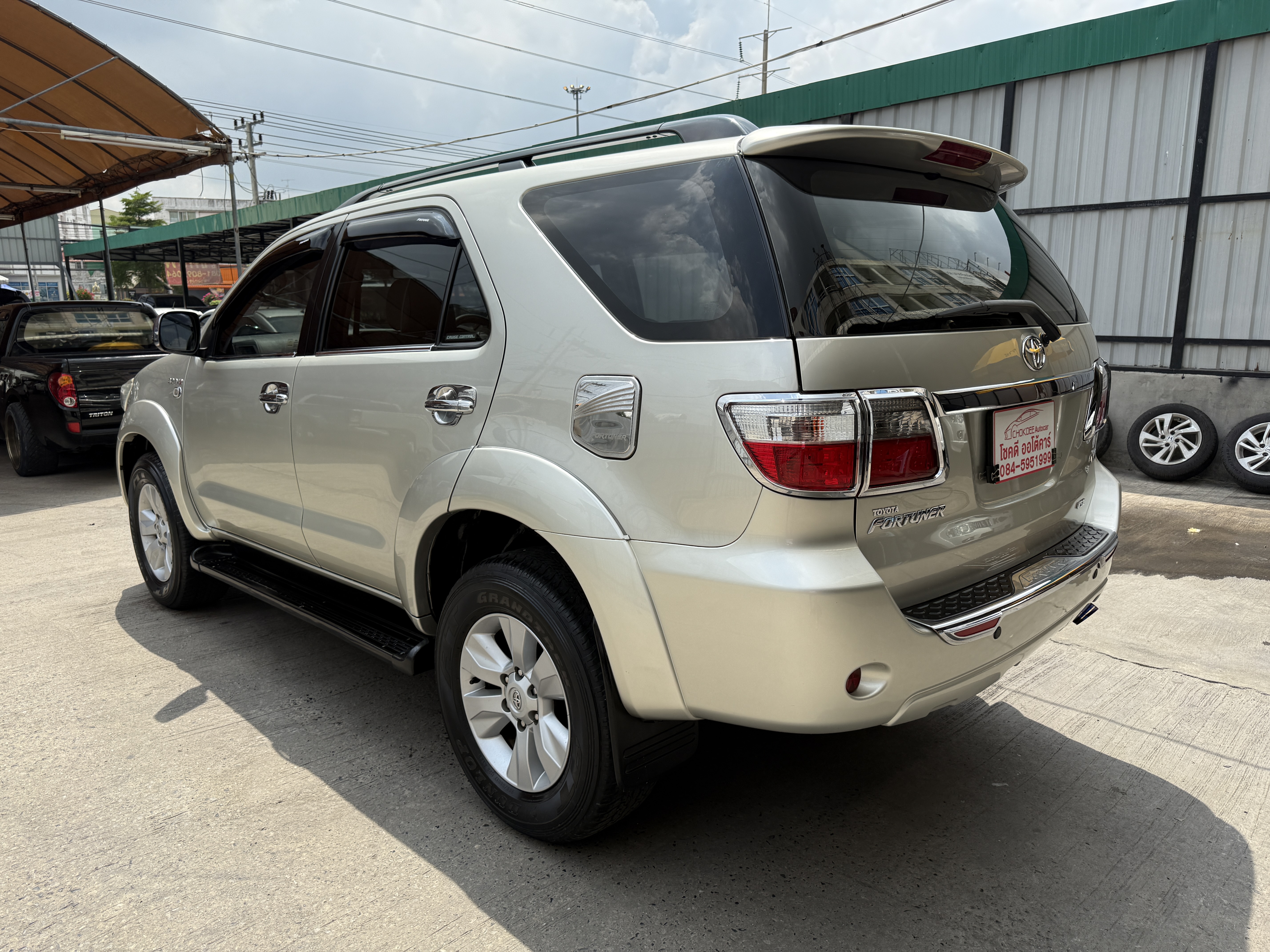 Toyota Fortuner 3.0 V 2WD At 2010 เงิน