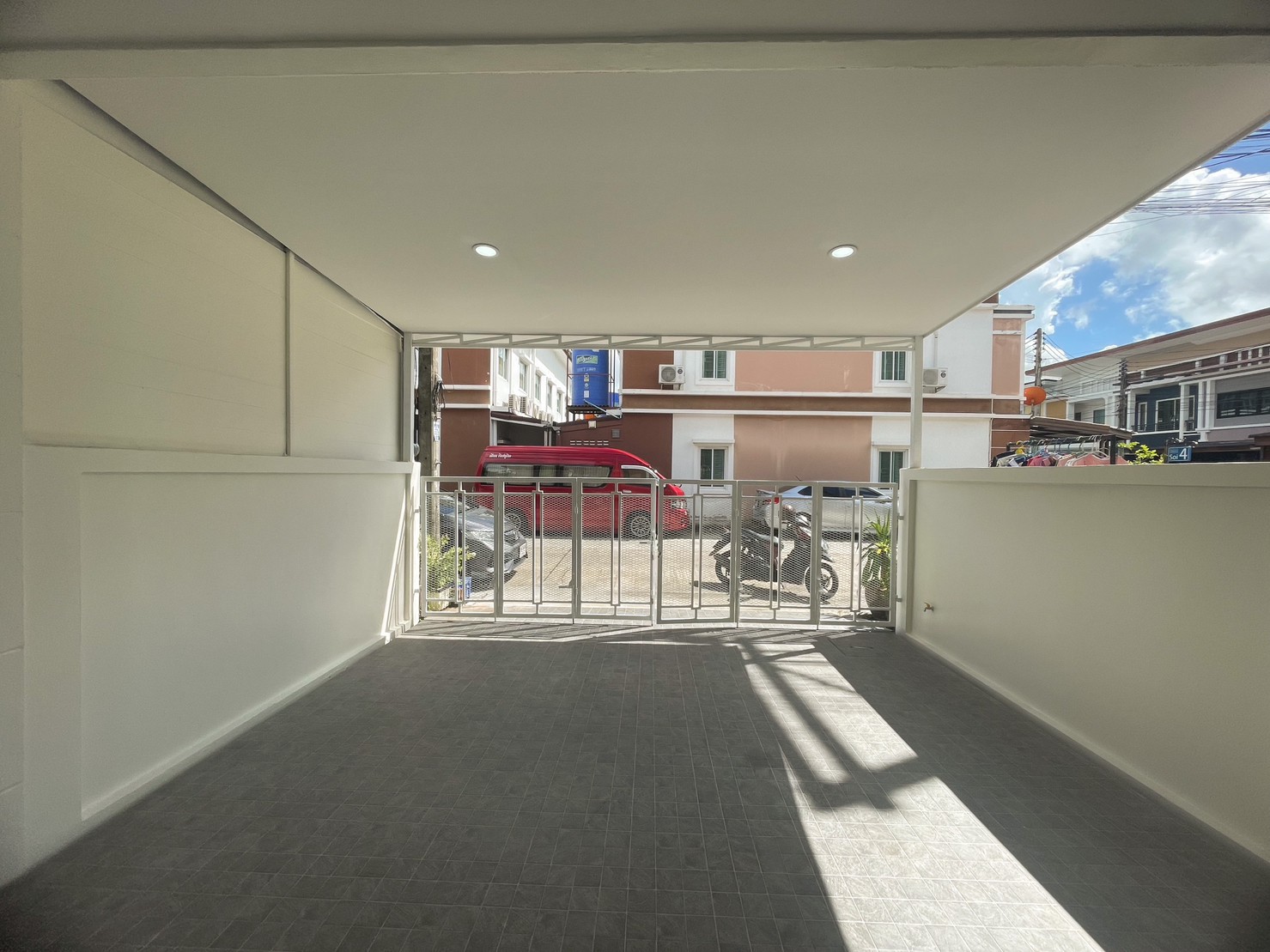 For Sale : Talad Yai, 2-Storey Townhome, 3 Bedrooms 2 Bathrooms