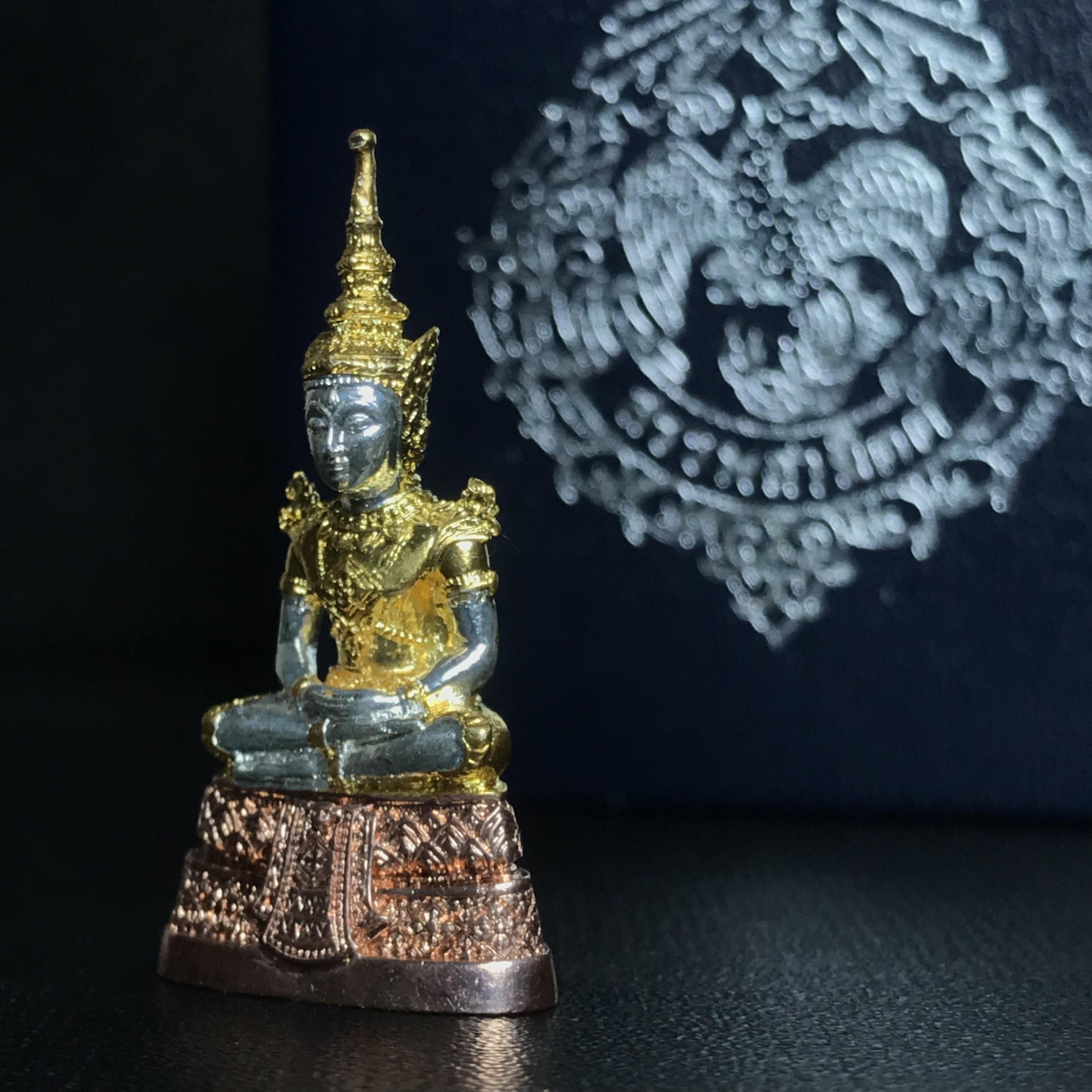 พระแก้วมรกต กรมสรรพสามิตจัดสร้างขึ้นเนื่องในโอกาสครบรอบ 64 ปีของกรมสรรพสามิต และเนื่องในวโรกาสที่พระบาทสมเด็จพระเจ้าอยู่หัวทรงครองราชย์ครบ 50 ปีในปีกาญจนาภิเษก เมื่อ พ.ศ.2539 เนื้อเงินรมดำขัดเงา(ชุบสามกษัตริย์ใหม่)พร้อมกล่องบรรจุเดิม