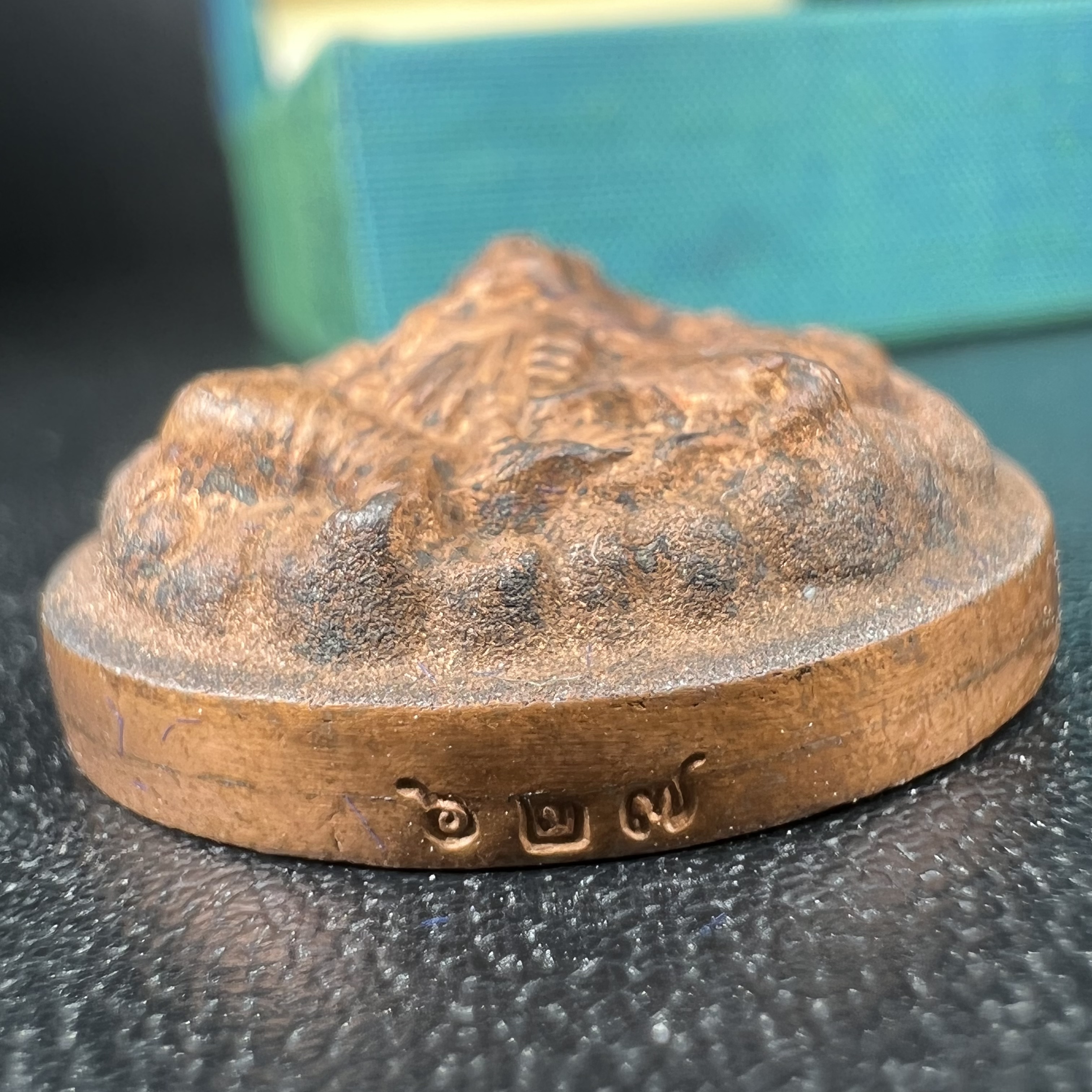 เหรียญพระพิฆเนศวร ญสส. ชุดกาญจนาภิเษกครองราชย์ 50 ปี พุทธศักราช 2538 วัดบวรนิเวศวิหาร พิมพ์ใหญ่(2.9 ซม.) เนื้อทองทิพย์ สภาพสวยเดิมพร้อมกล่องบรรจุเดิม ตอกโค๊ดหมายเลขกำกับ(คัดสภาพสวยเดิม พิธีใหญ่ พุทธศิลป์งดงาม)