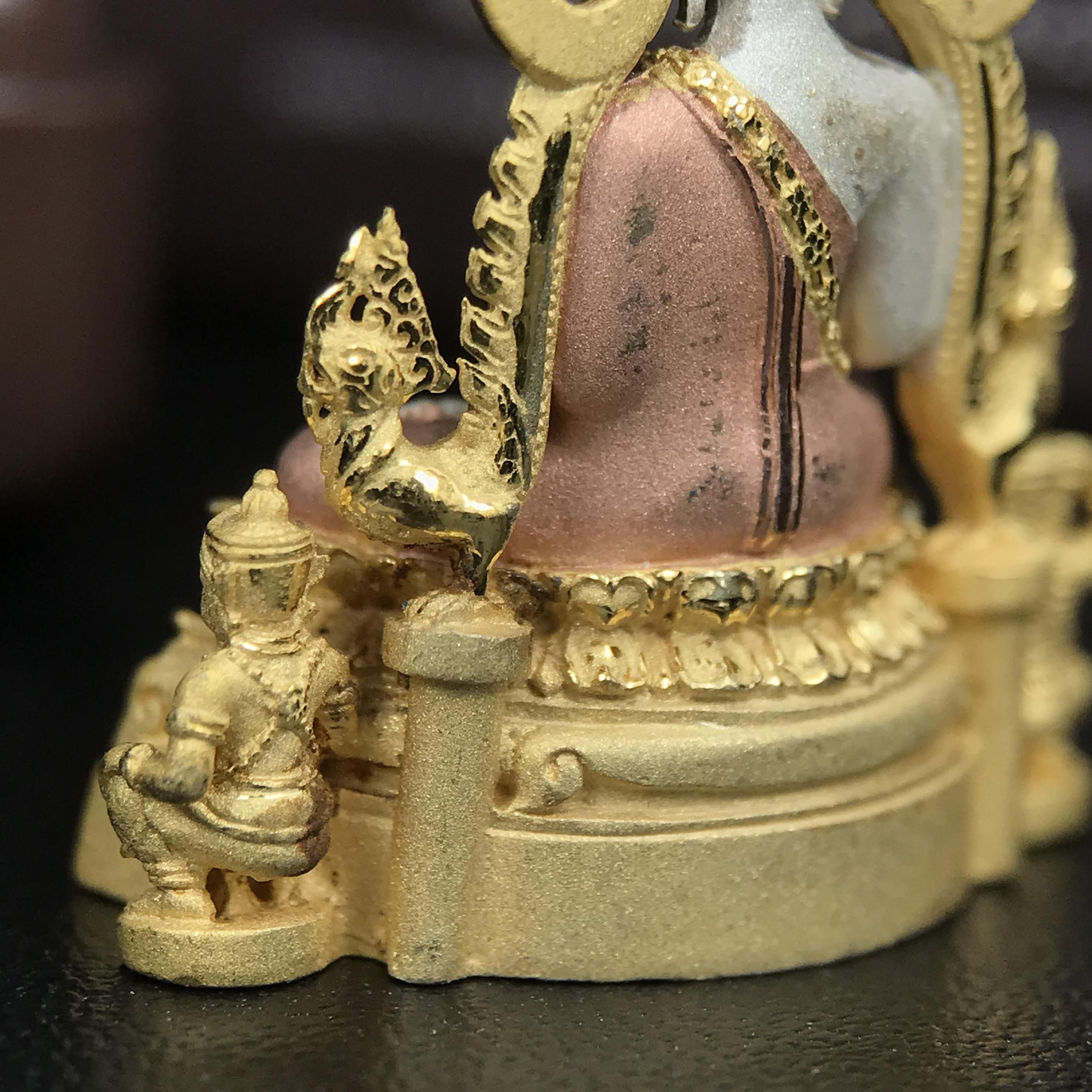 พระพุทธชินราช ภปร. โครงการ "เพราะแผ่นดินนี้ คือ แผ่นดินเกิด" ปี 2548(รุ่นแรก) ลอยองค์เนื้อเงินสามกษัตริย์ หน้าตัก 1/2 นิ้ว (ขนาด 3.5 x 2.5 ซม.) พุทธศิลป์งดงามทรงคุณค่า รุ่นยอดนิยม(องค์หมายเลข ๘๘๔๖)