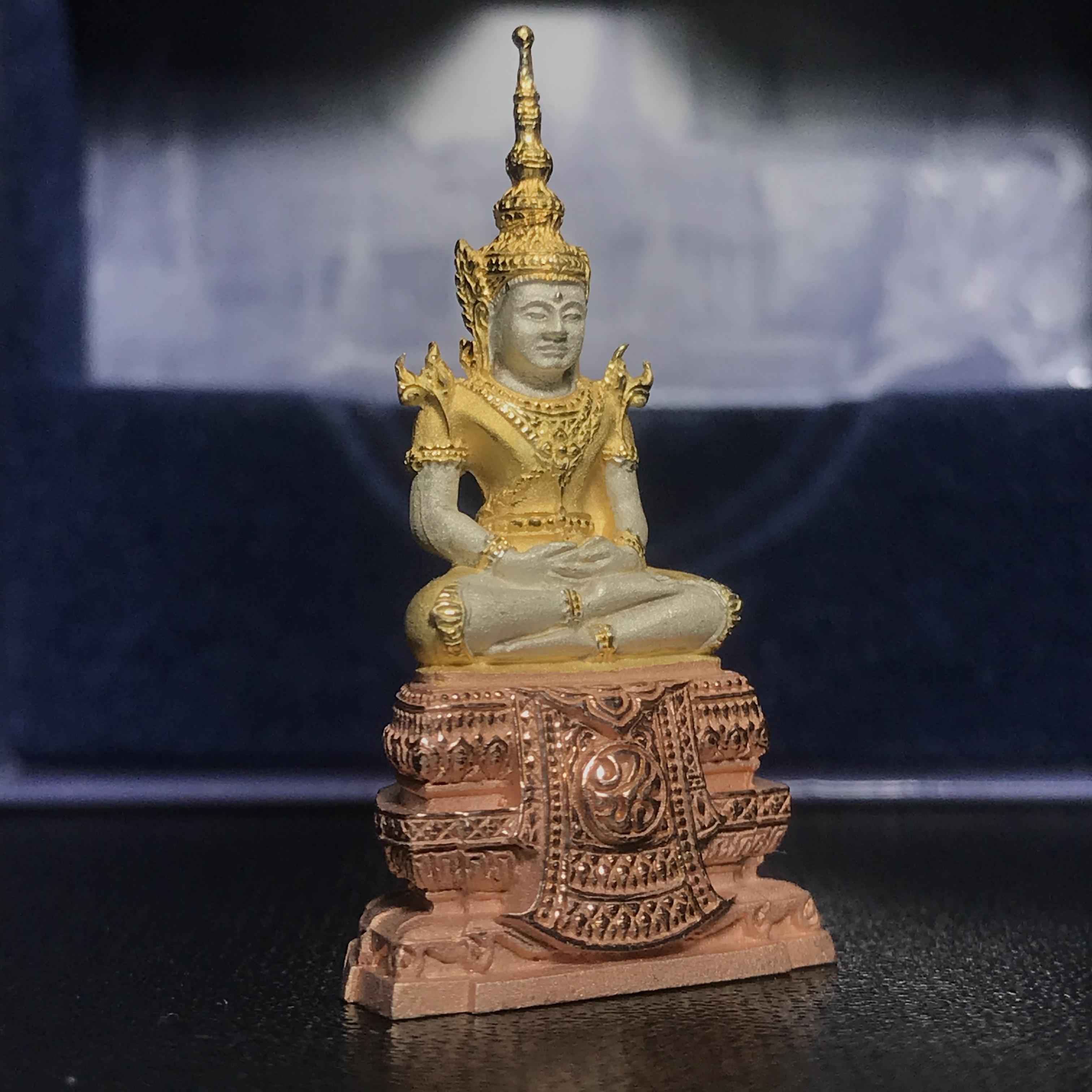 พระแก้วมรกต ภปร. ปี2547 จัดสร้างโดย รพ.ภูมิพลฯ เนื้อเงิน (3 กษัตริย์)ลอยองค์ หน้าตัก 1/2 นิ้ว(1ใน3000องค์)