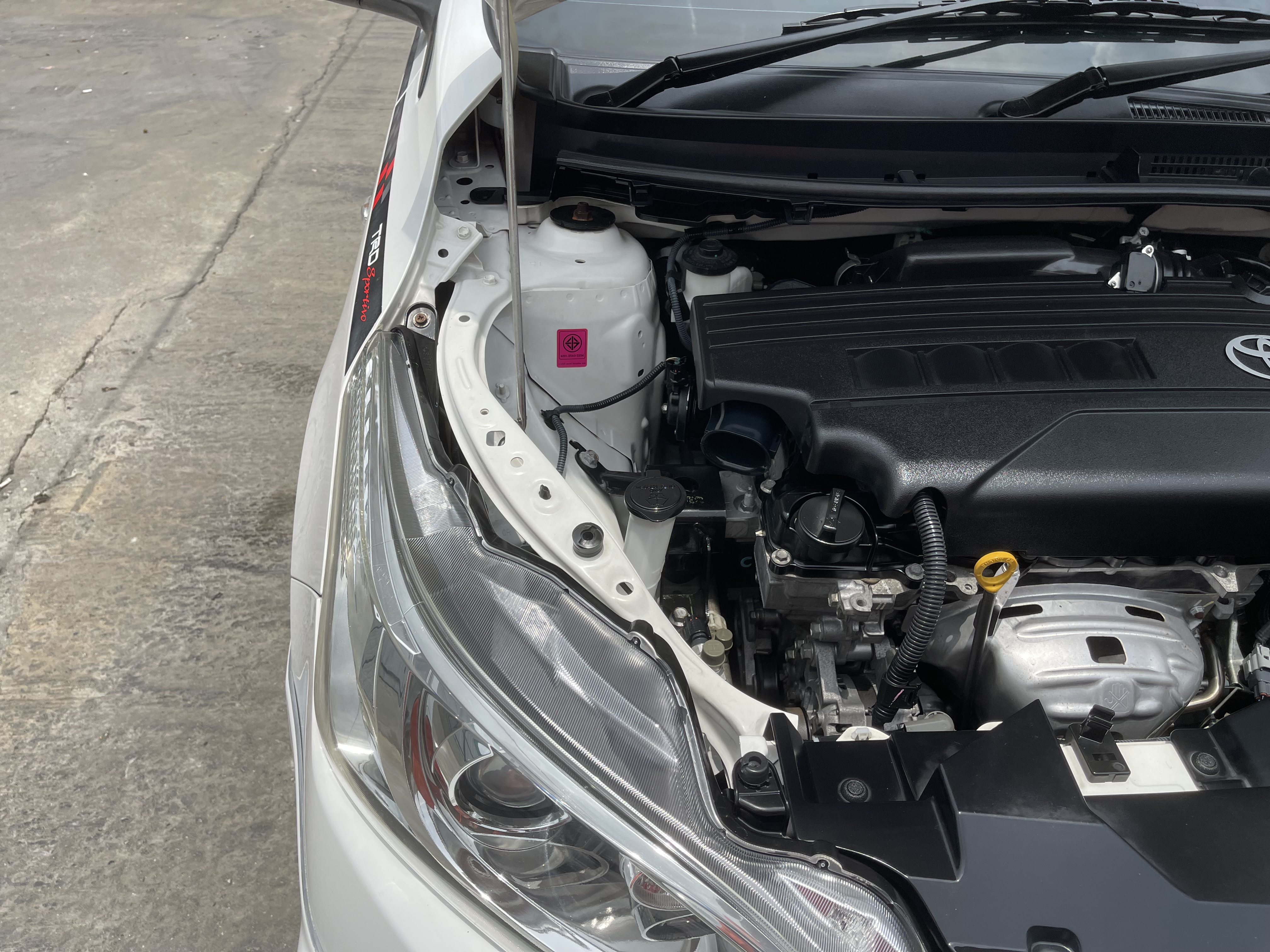 Toyota Yaris 1.2 TRD Sportivo At 2015 ขาว