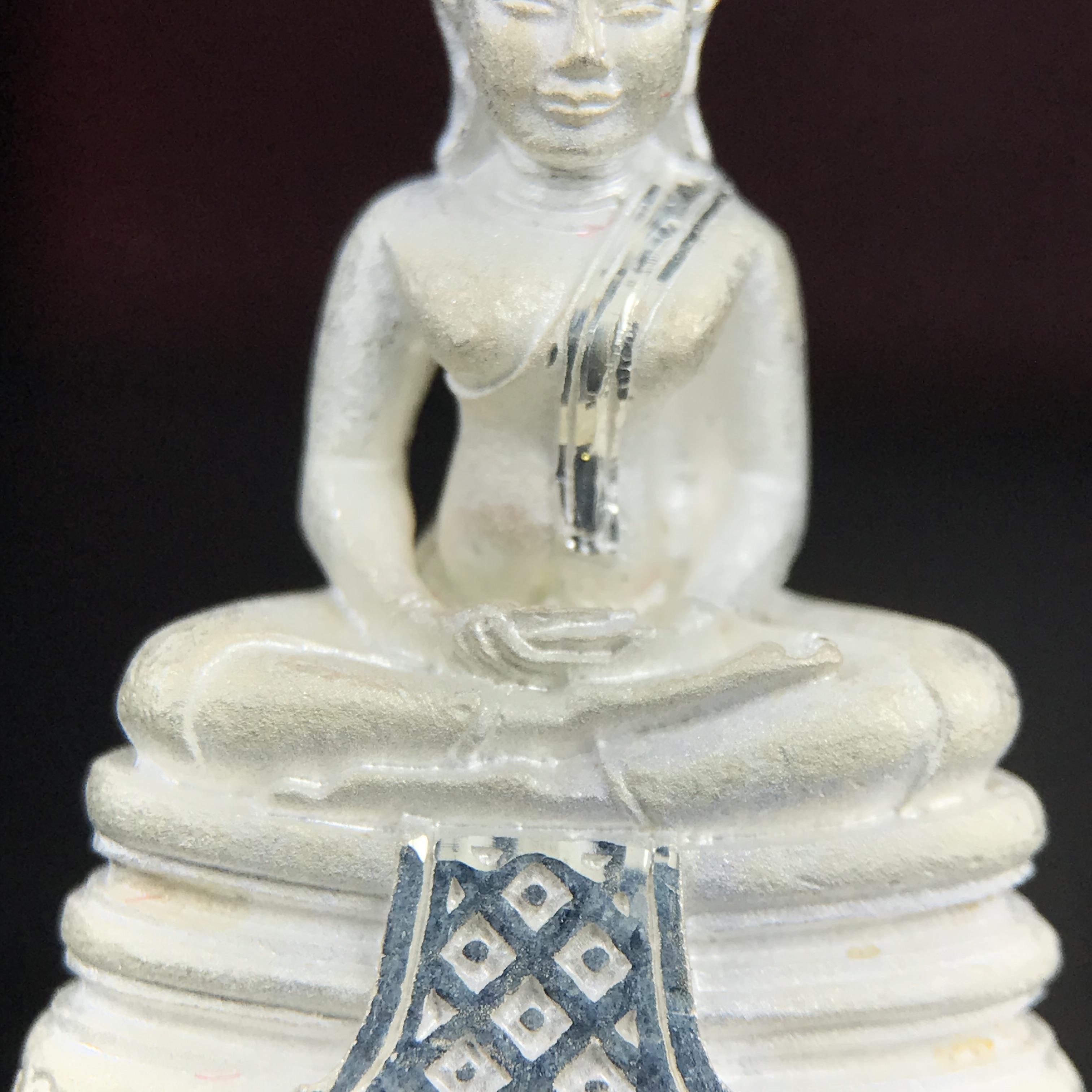 พระพุทธโสธร(หลวงพ่อโสธร) รุ่นสร้างอุโบสถ ปี2539 เนื้อเงินทรายนวลขัดเงาบางส่วน ลอยองค์พิมพ์ใหญ่ สภาพสวยกล่องบรรจุเดิมครบสมบูรณ์(งานแพรนด้า จิวเวลรี่)สวยงดงาม