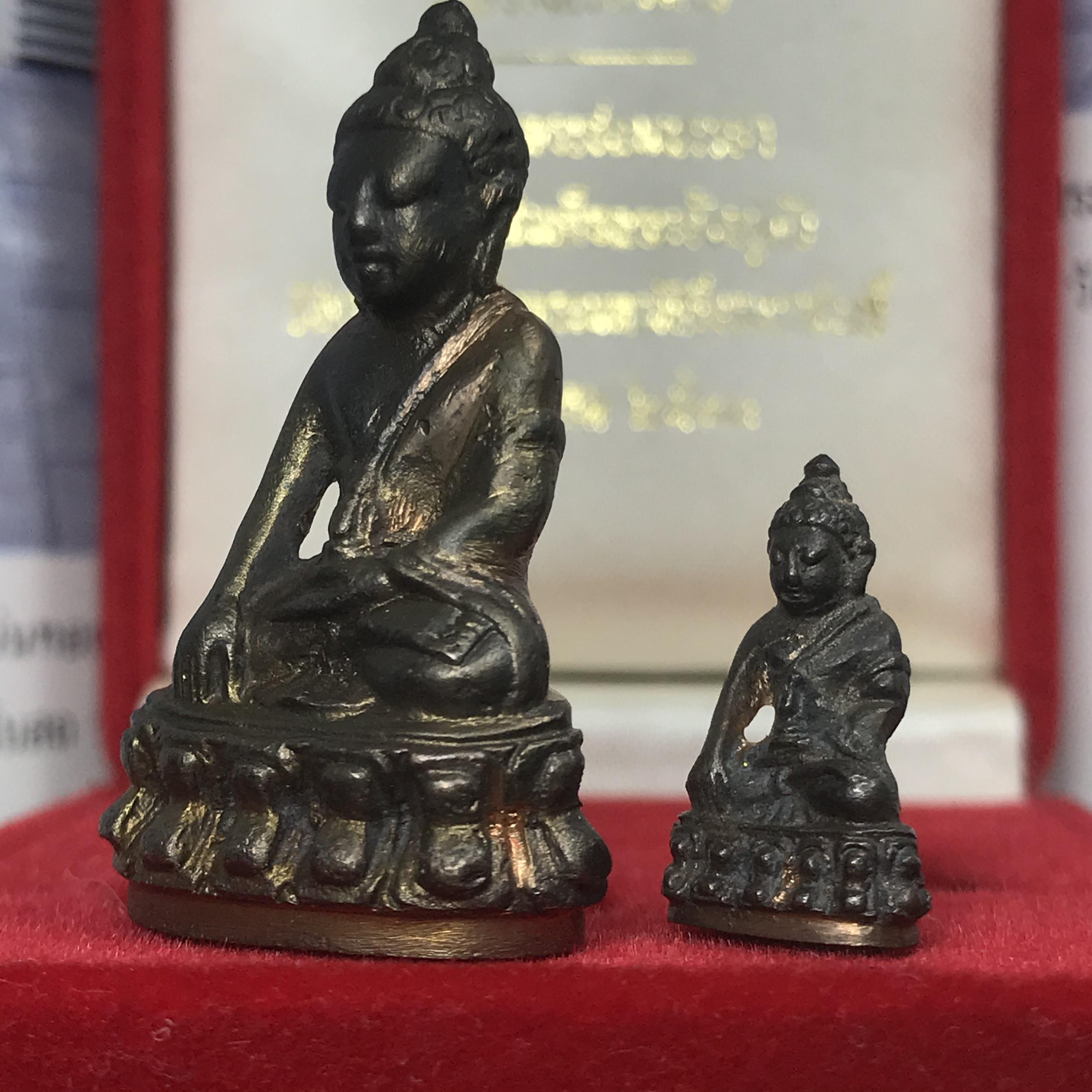 พระกริ่ง-พระชัยวัฒน์ ปวเรศ ปี2530 วัดบวรนิเวศราชวรวิหาร(ในหลวง ร.9 เสด็จเททอง)(บรรจุเส้นเกศาในหลวงรัชกาลที่9)พร้อมสูจิบัตรเดิมตอนจัดสร้าง(สภาพสวยครบสมบูรณ์) (องค์หน้าใหญ่)(องค์ทองทบ)แบบพิมพ์นิยมหายาก