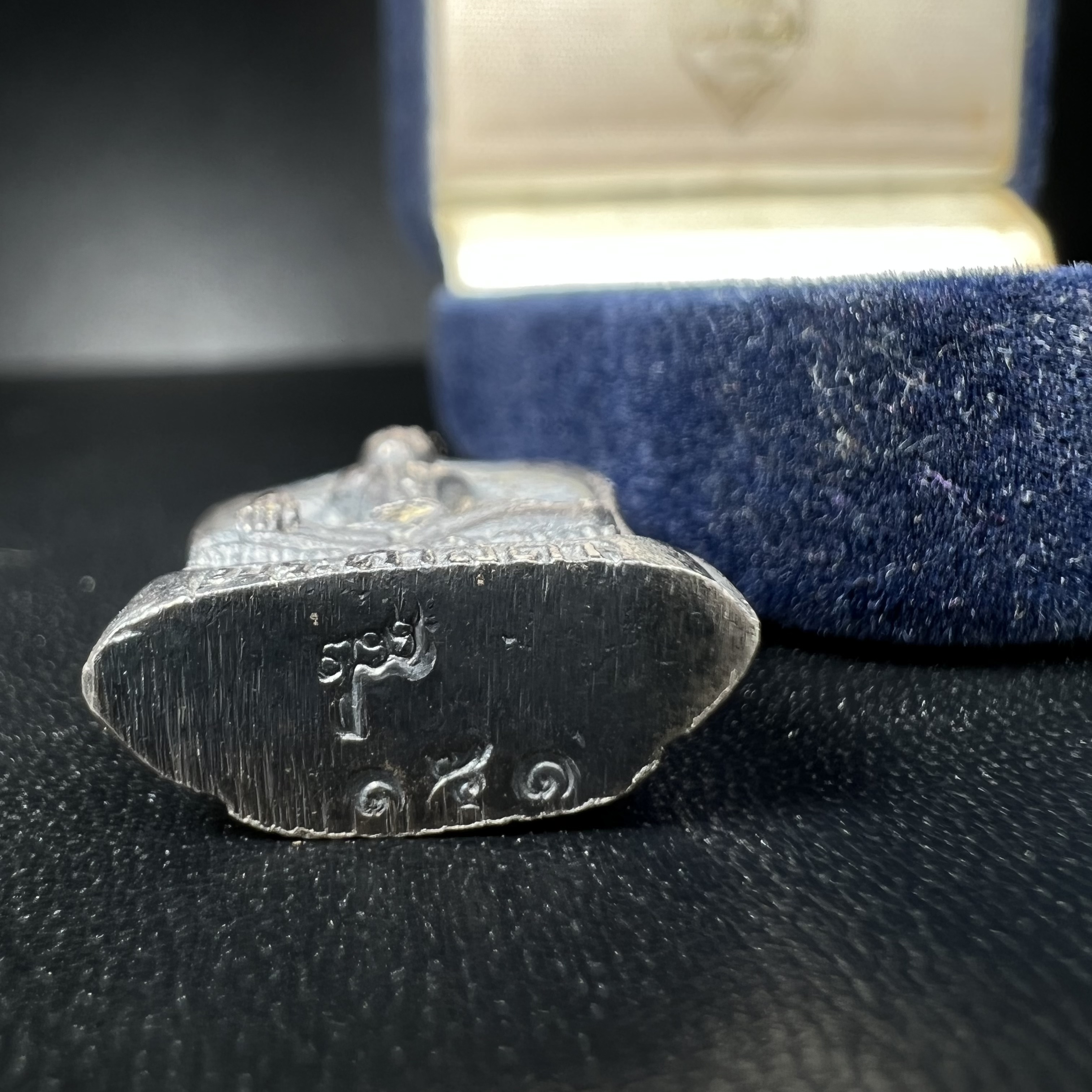 พระศาสดาใบเสมา ภปร. วัดบวรนิเวศวิหาร ปี2532 จัดสร้างในโอกาสสองทศวรรษรามาธิบดี เพื่อศูนย์การแพทย์สิริกิติ์ เนื้อเงิน(ผิวเดิมกลับดำสวยงามเข้มขลัง)พร้อมกล่องบรรจุเดิม