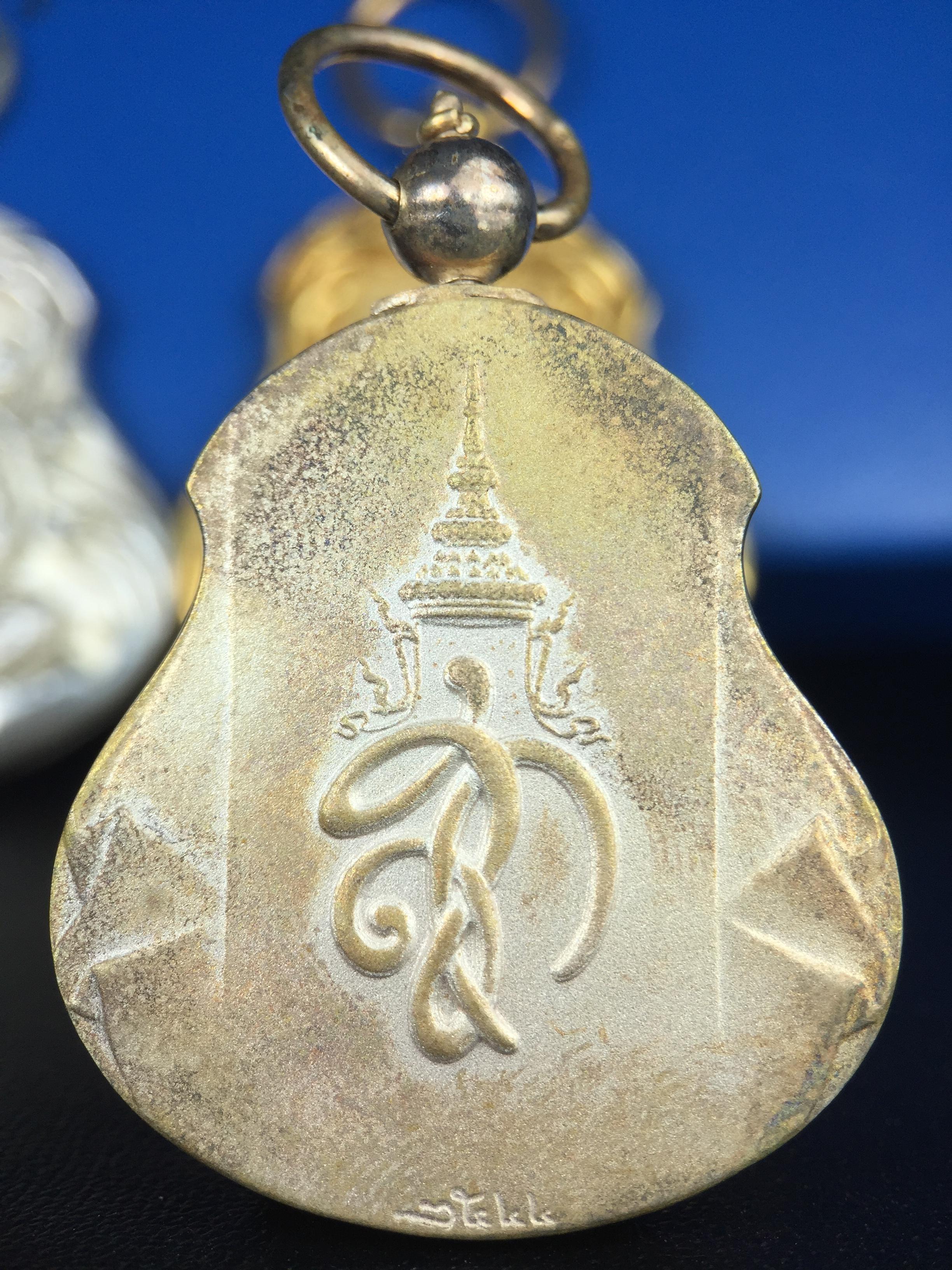 เหรียญหลวงปู่ทวด พระนามาภิไธย สก. แบบงานฉลุโบราณ(HAND MADE) ปี 2544 ชุดทองคำ(เนื้อทองคำ(15.16 กรัม)+เนื้อเงิน+เนื้อบรอนซ์)พิธีปลุกเสก ณ อุโบสถวัดช้างให้ และ พิธีมังคลาภิเษก ณ พระอุโบสถ วัดพระศรีรัตนศาสดาราม(วัดพระแก้ว) (1 ใน 500 ชุด)พบเจอน้อยหายากมาก