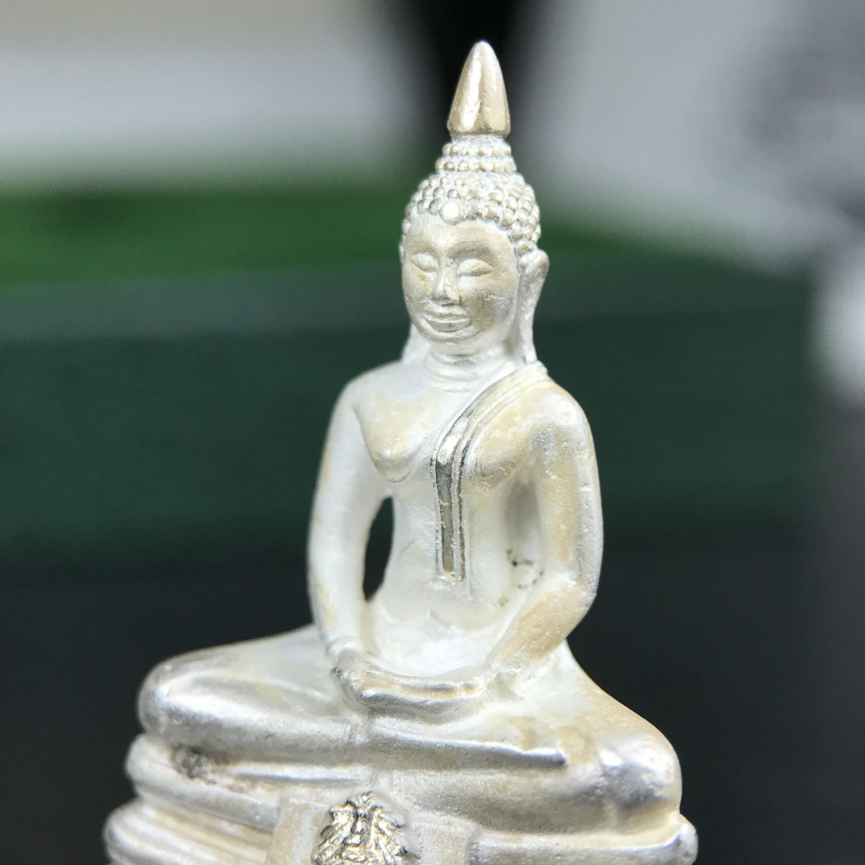 พระพุทธโสธร ภปร. รุ่นย้อนยุค สร้างพระอุโบสถ สมาคมชาวฉะเชิงเทรา จัดสร้าง ปี 2539 วโรกาสครองสิริราชสมบัติครบ 50 ปี เนื้อเงินทรายนวลขัดเงาบางส่วน พร้อมกล่องบรรจุและใบรับรองเดิม