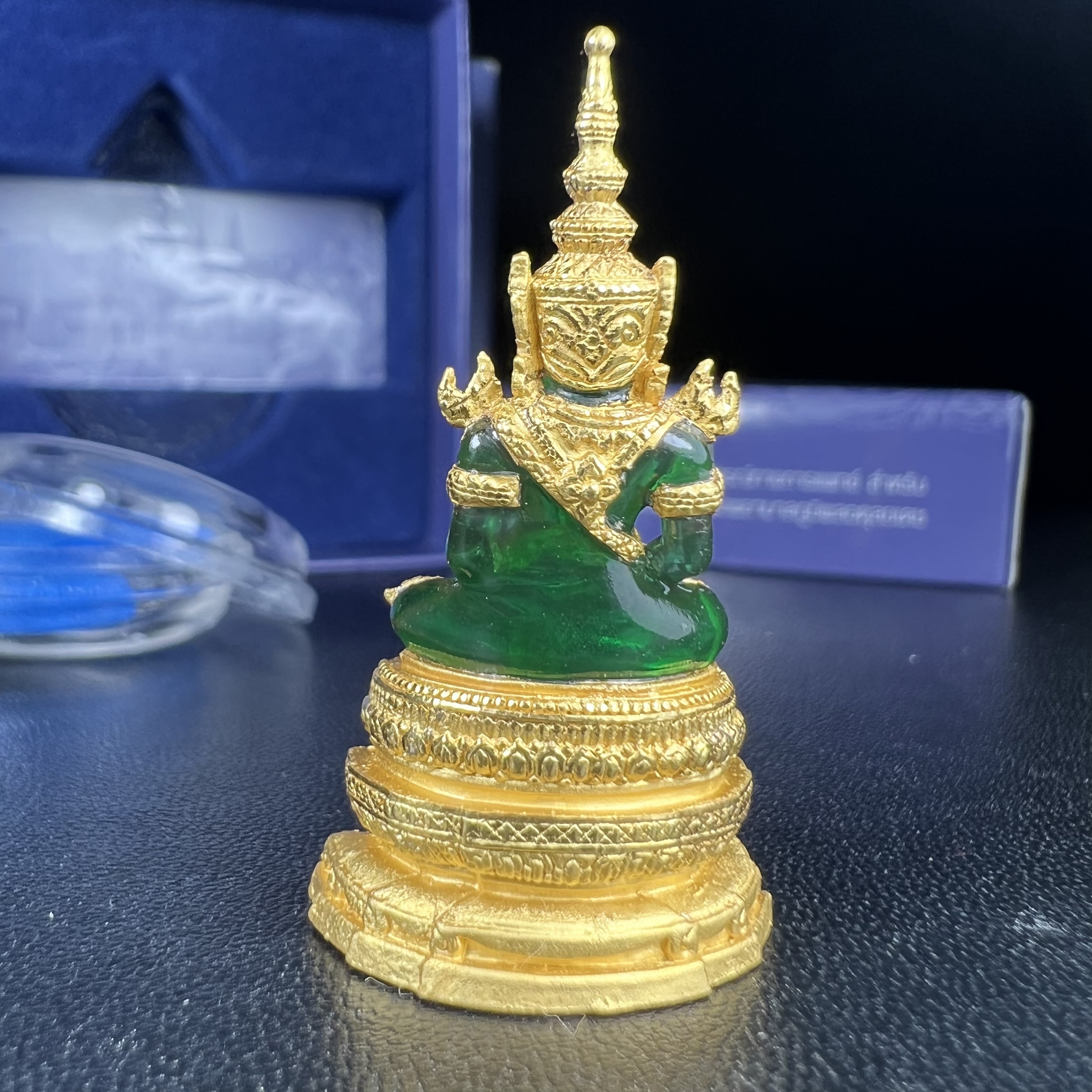 พระแก้วมรกต ภปร. จัดสร้างโดย รพ.ภูมิพลฯ ปี2547 ลอยองค์ขนาดหน้าตัก 1/2 นิ้ว เนื้อเรซิ่นหุ้มทองคำ99.99 งดงามทรงคุณค่าอีกหนึ่งรุ่นยอดนิยม หายาก