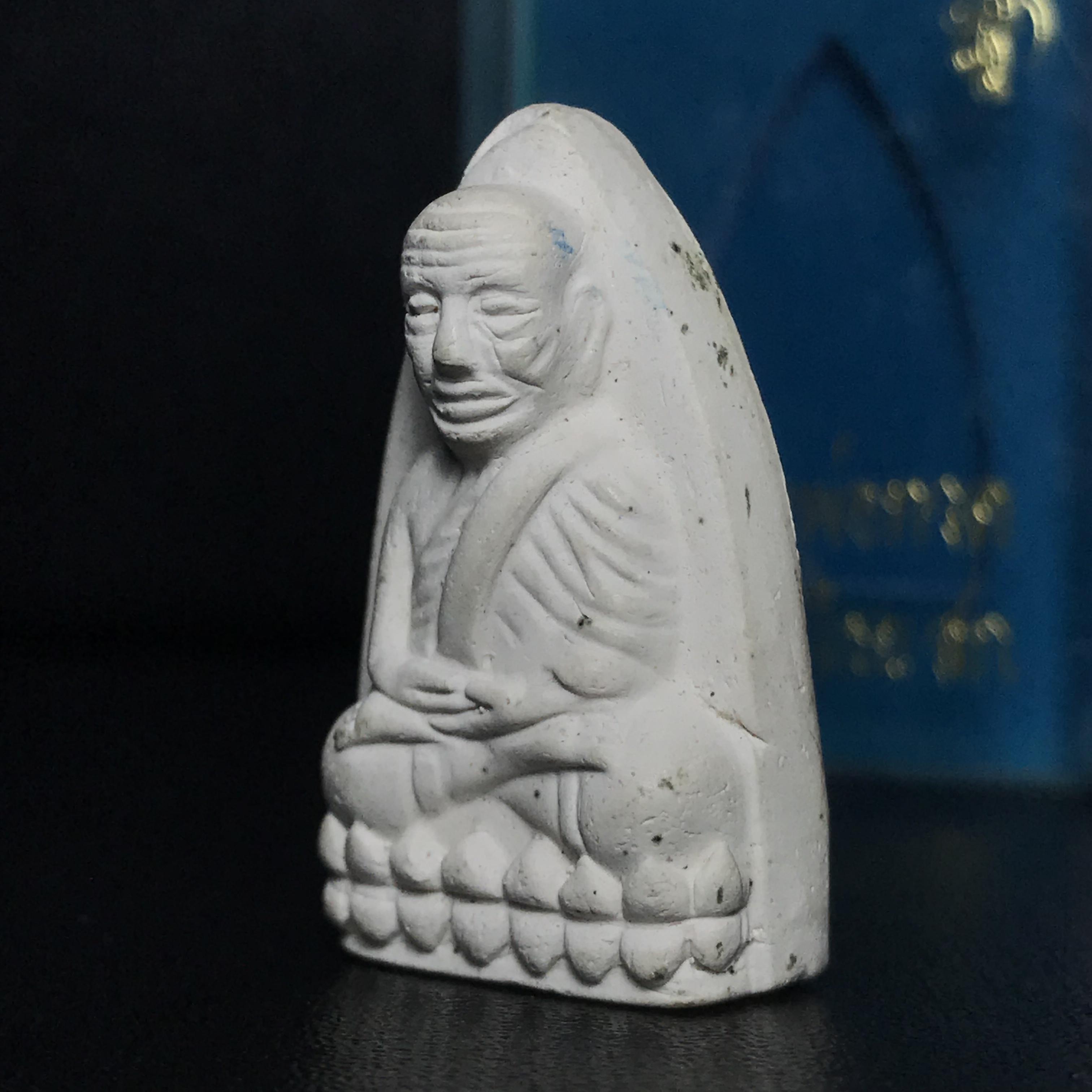 หลวงพ่อทวด รุ่น สก. วัดห้วยมงคล พิมพ์เตารีดกรรมการสามโค๊ต(ตอกเลข) เนื้อขาวผสมผงเก่าบางขุนพรหม รุ่น2(1ใน9999องค์)