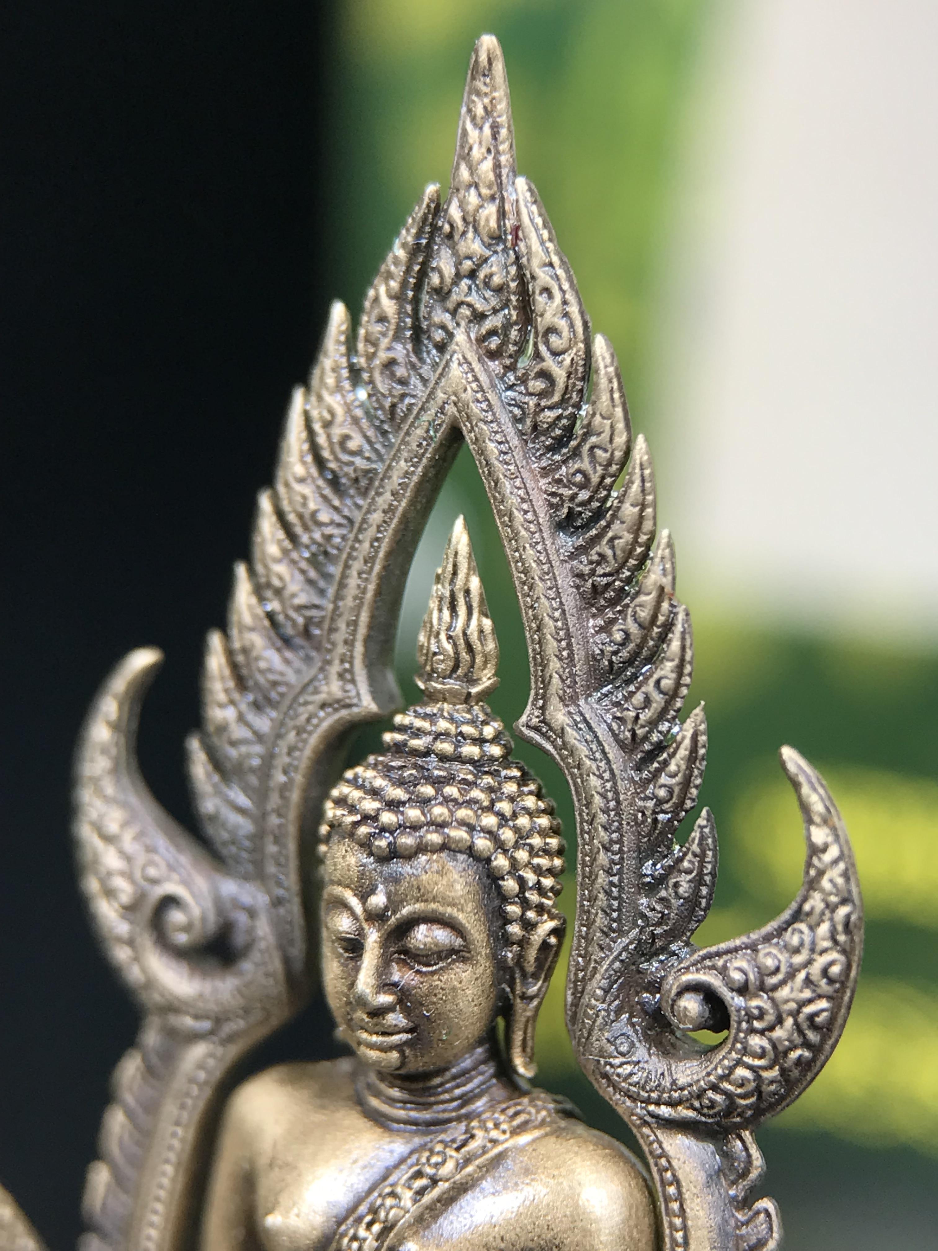 พระพุทธชินราช ภปร. 84 พรรษาในหลวงรัชกาลที่ 9 ปี 2554 พิมพ์กลางขนาดหน้าตัก 1/2 นิ้ว(สูง 3.8 ซม.) เนื้อบรอนซ์รมดำซาติน(สภาพผิวเดิมสวย) (พระราชทานมวลสาร จิตรลดาและเส้นพระเจ้า(เส้นผม)รัชกาลที่9)พุทธศิลป์ทรงคุณค่าอีกหนึ่งรุ่นยอดนิยม(องค์หมายเลข ๑๙๘๑)