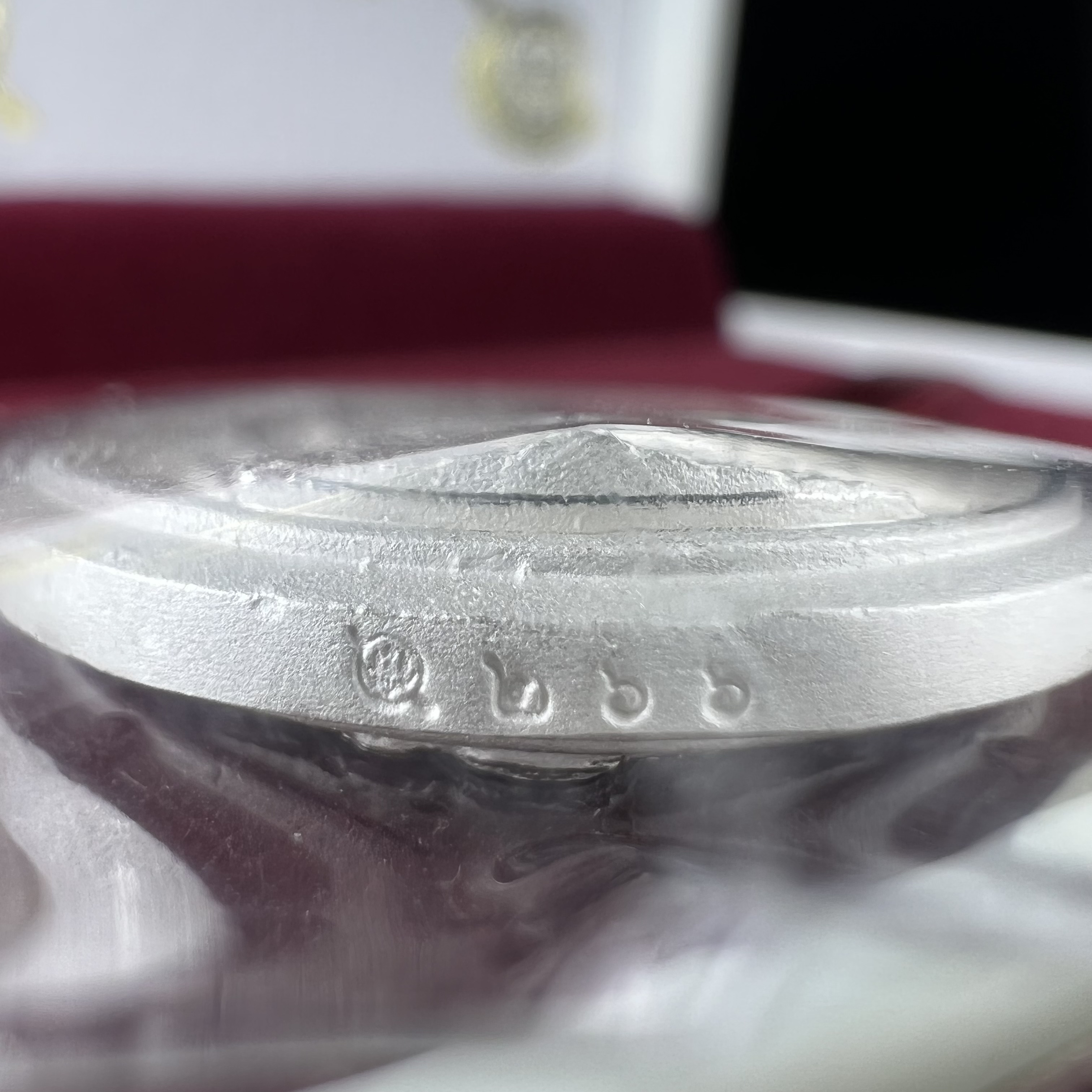 พระพุทธชินราช รุ่น ประวัติศาสตร์ มูลนิธิเพื่อตำรวจไทยจัดสร้าง ปี 2562 เนื้อเงินขัดเงา พิมพ์เหรียญรูปไข่ฉลุลายไทย พิมพ์ใหญ่ พระพุทธชินราช แบบจิวเวอร์รี่ (ขนาดสูง 2.9 ซม.) (สภาพ สวย ซีนซองเดิม กล่องบรรจุเดิมครบสมบูรณ์)