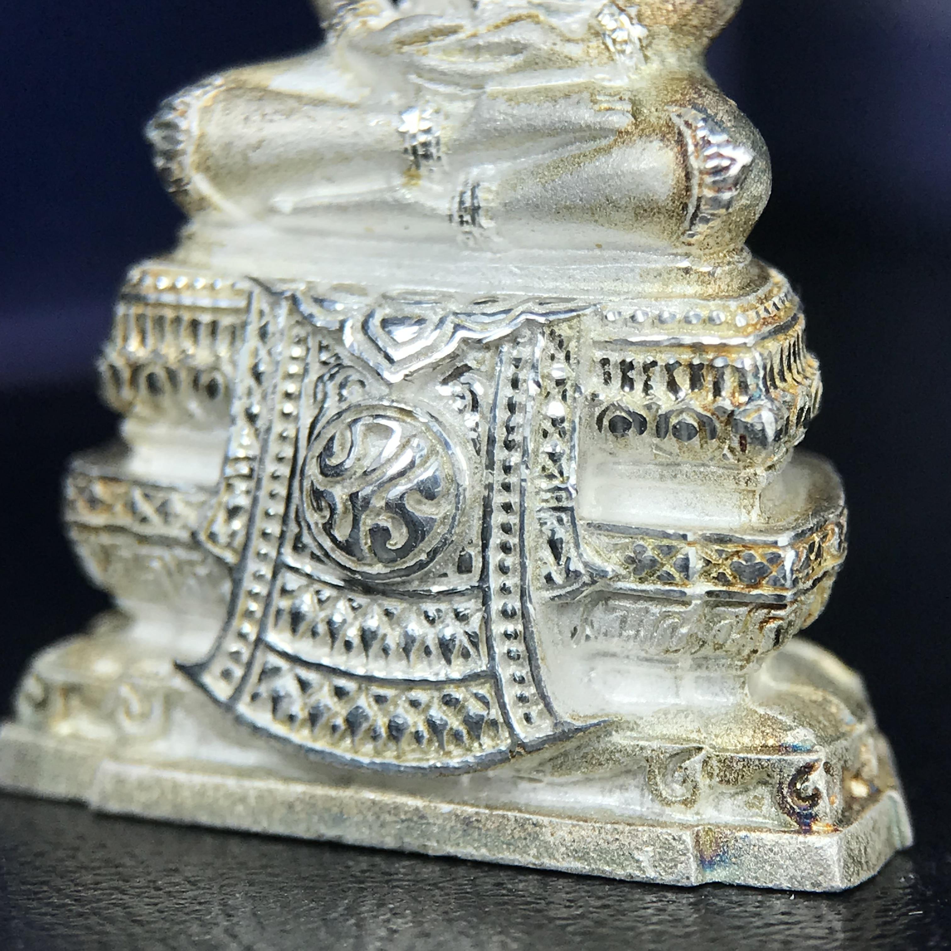 พระแก้วมรกต ภปร. ปี 2547 จัดสร้างโดยโรงพยาบาลภูมิพลอดุลยเดช เนื้อเงิน ลอยองค์ หน้าตัก 1/2 นิ้ว สูง 3.7 ซม. พิธีมหามังคาภิเษก ณ พระอุโบสถวัดพระศรีรัตนศาสดาราม(วัดพระแก้ว) งดงามทรงคุณค่าอีกหนึ่งรุ่นยอดนิยม หายาก(องค์หมายเลขต้นๆหลักร้อย ๒๙๘)ผิวเดิมติดรุ้งสวย