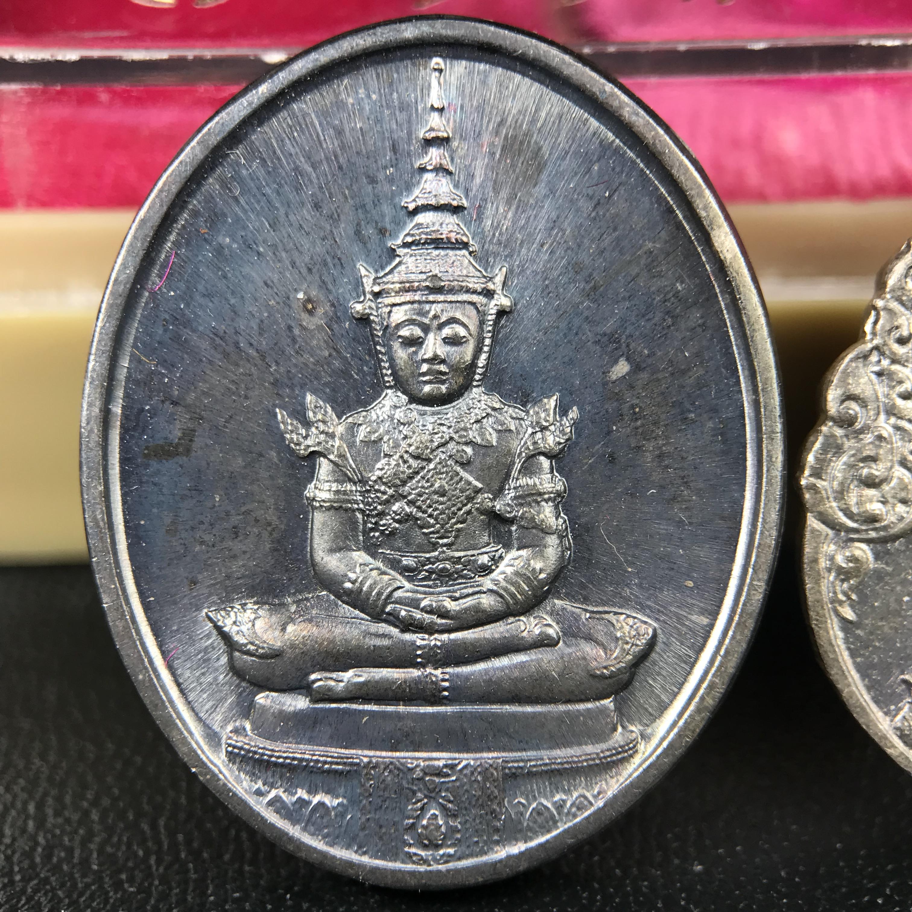 เหรียญพระแก้วมรกตหลัง ภปร. ฉลองกรุงรัตนโกสินทร์ครบ 200 ปี พ.ศ.2525 เนื้อเงิน(ผิวเดิมสวย)กล่องบรรจุเดิมครบ 3พิมพ์ ร้อน ฝน หนาว(บล็อกแรกไม่มีพระราชศรัธานิยม)(ในหลวงรัชกาลที่9 เสด็จในพิธี)พระคู่บ้านคู่เมือง...พระดี...พิธีใหญ่(บล็อกแรกครบชุด ผิวเดิม หายาก)