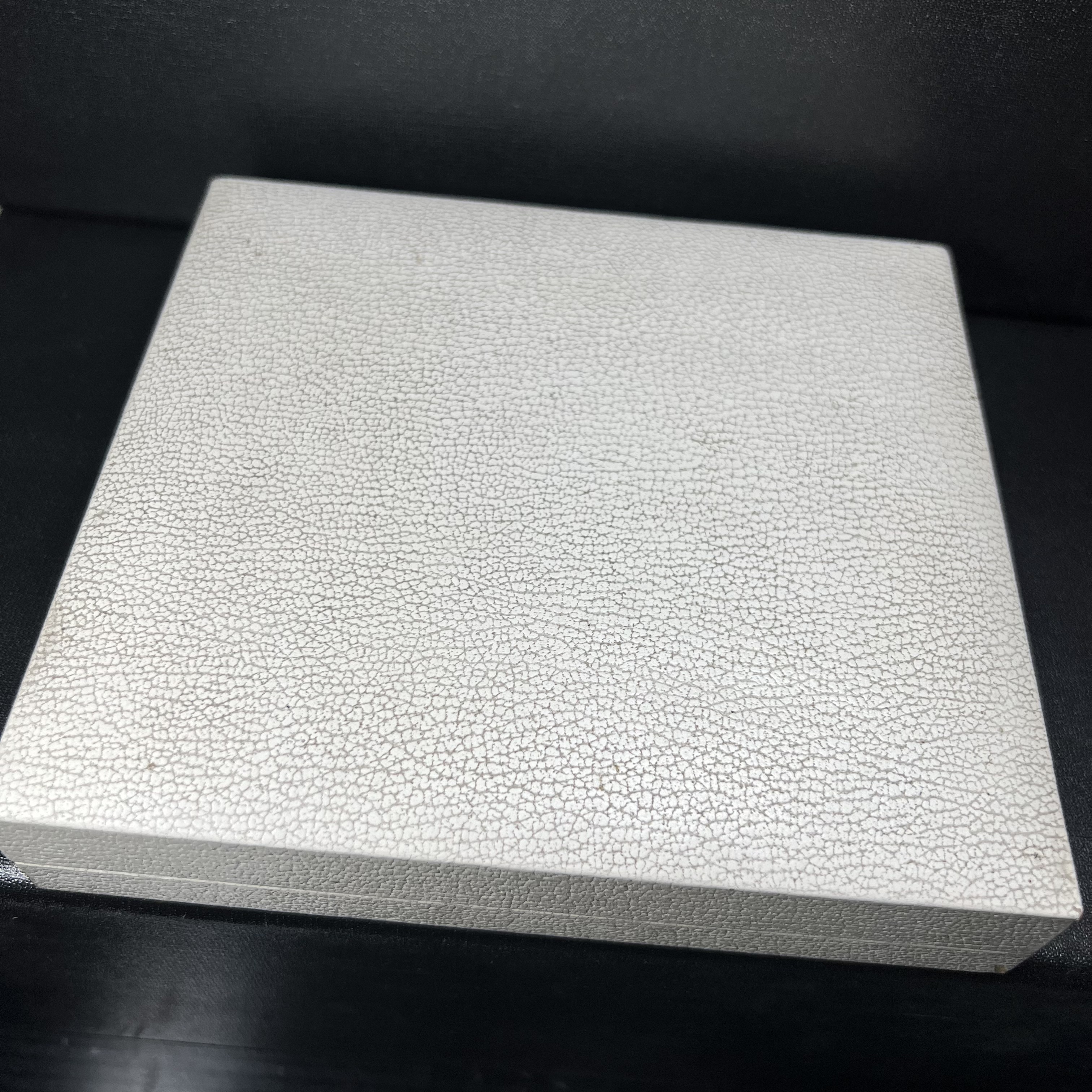 ชุดที่ระลึกครบ 72 ปี โรงพยาบาลจุฬาลงกรณ์ สภากาชาดไทย 30 พฤษภาคม พ.ศ.2529(ในหลวงรัชกาลที่9เสด็จในพิธี)พระดี พิธีใหญ่ ประกอบพิธีพุทธาภิเษกพร้อมกับพิธีพระกริ่งปวเรศ ปี2530 วัดบวรนิเวศและวัดพระแก้ว