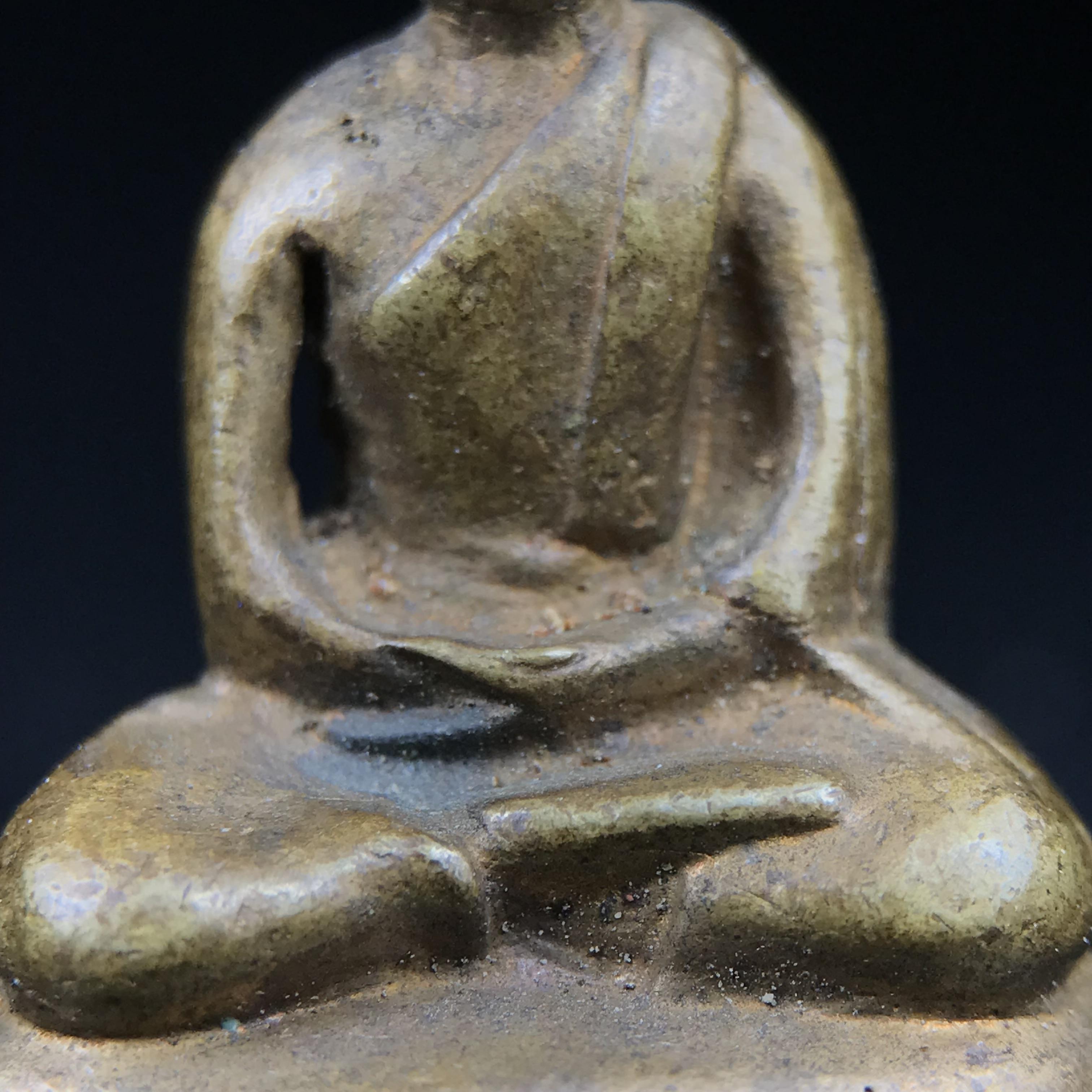 พระกริ่งฝีพระหัตถ์สมเด็จย่า ขนาดห้อยบูชาขนาดเล็ก จัดสร้างขึ้นเนื่องในวาระครบ 6 รอบ เมื่อวันที่21 ตุลาคม พ.ศ.2515(ในหลวงรัชกาลที่ 9 เสด็จพระราชดำเนินทรงเททอง)ปลุกเสกยิ่งใหญ่ เกจิ 108 รูป ร่วมปลุกเสก คัดสภาพสวยแบบนี้พบเจอน้อยมาก หมายเลขต้นๆหลักร้อย หายากมาก