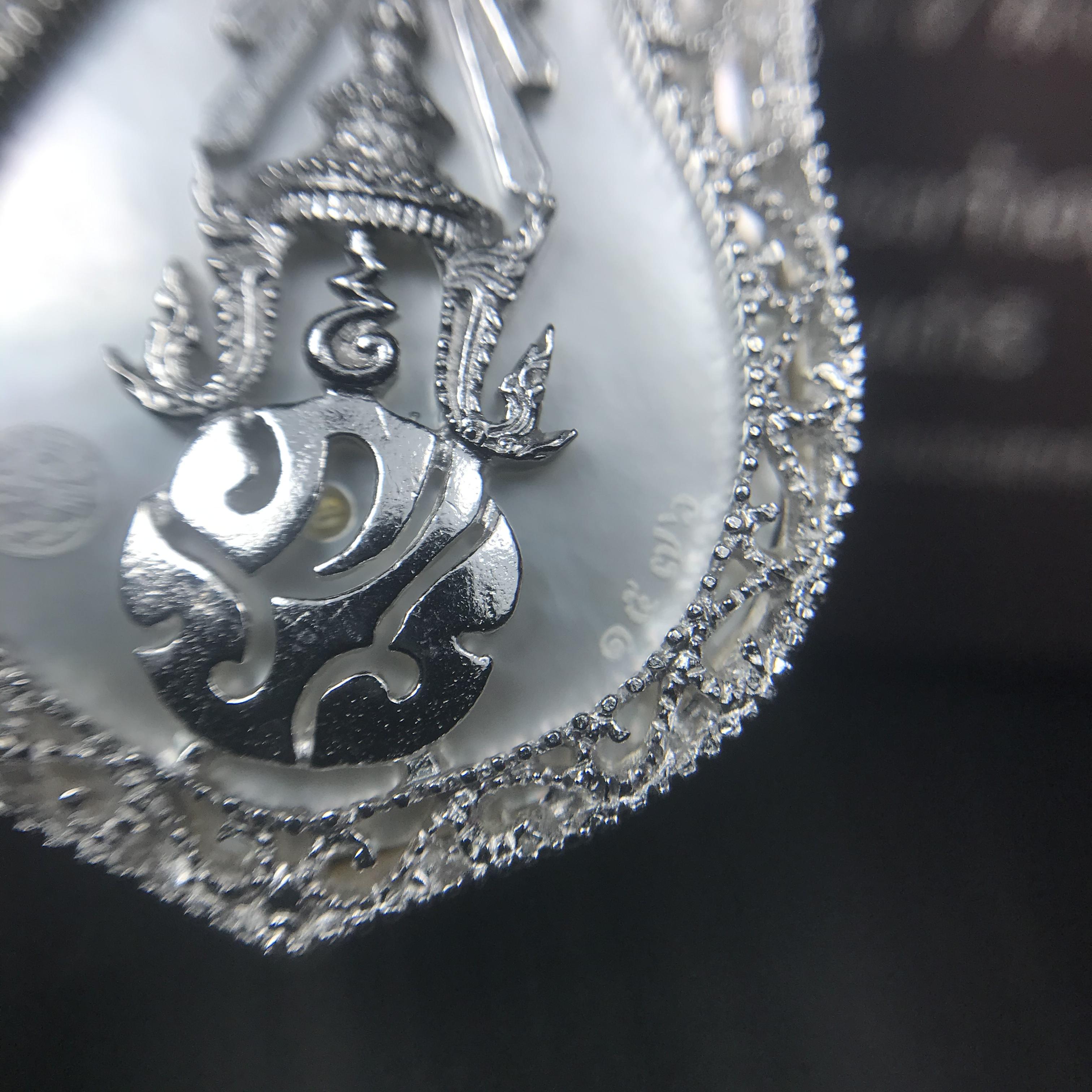 พระพุทธชินราช ภปร. โครงการ "เพราะแผ่นดินนี้ คือ แผ่นดินเกิด" ปี2548(รุ่นแรก) เหรียญทรงเสมา ขนาด 21 x 29 มม.เนื้อเงินสามกษัตริย์ องค์พระชุบสามกษัตริย์ ล้อมด้วยกรอบเงินชุบทองคำขาวสลักเสลาเป็นลวดลายละเอียดอ่อน ส่วนพื้นองค์พระเป็นเปลือกหอยมุขงดงาม