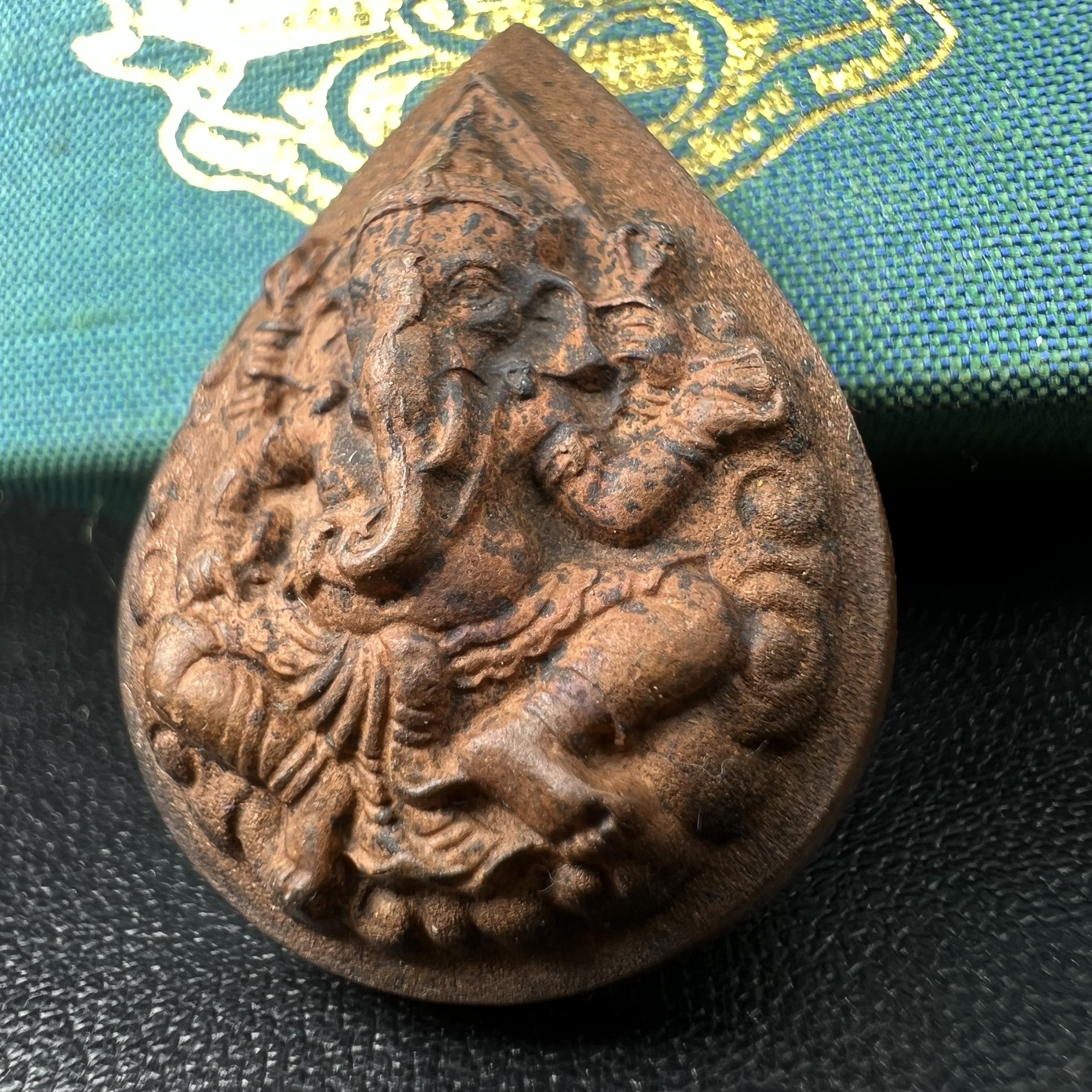 เหรียญพระพิฆเนศวร ญสส. ชุดกาญจนาภิเษกครองราชย์ 50 ปี พุทธศักราช 2538 วัดบวรนิเวศวิหาร พิมพ์ใหญ่(2.9 ซม.) เนื้อทองทิพย์ สภาพสวยเดิมพร้อมกล่องบรรจุเดิม ตอกโค๊ดหมายเลขกำกับ(คัดสภาพสวยเดิม พิธีใหญ่ พุทธศิลป์งดงาม)