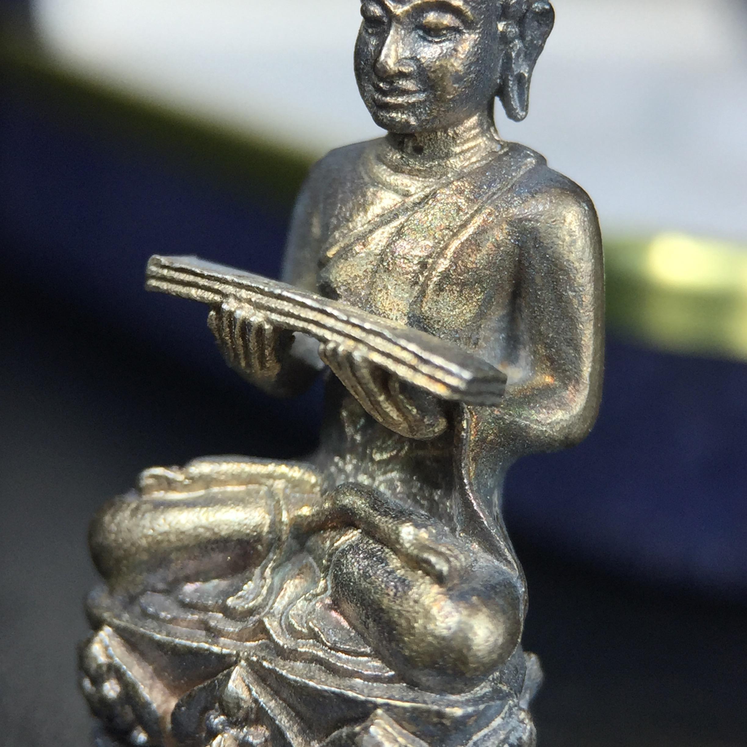 พระกริ่งปรมานุชิตชิโนรส วัดพระเชตุพนวิมลมังคลาราม(วัดโพธิ์) ปี2533 เนื้อเงิน ( ในหลวงรัชกาลที่9เสด็จเททอง)พิธีใหญ่ งดงามด้วยพุทธศิลป์เปี่ยมด้วยพุทธคุณ อีกหนึ่งรุ่นที่แนะนำสะสมบูชา