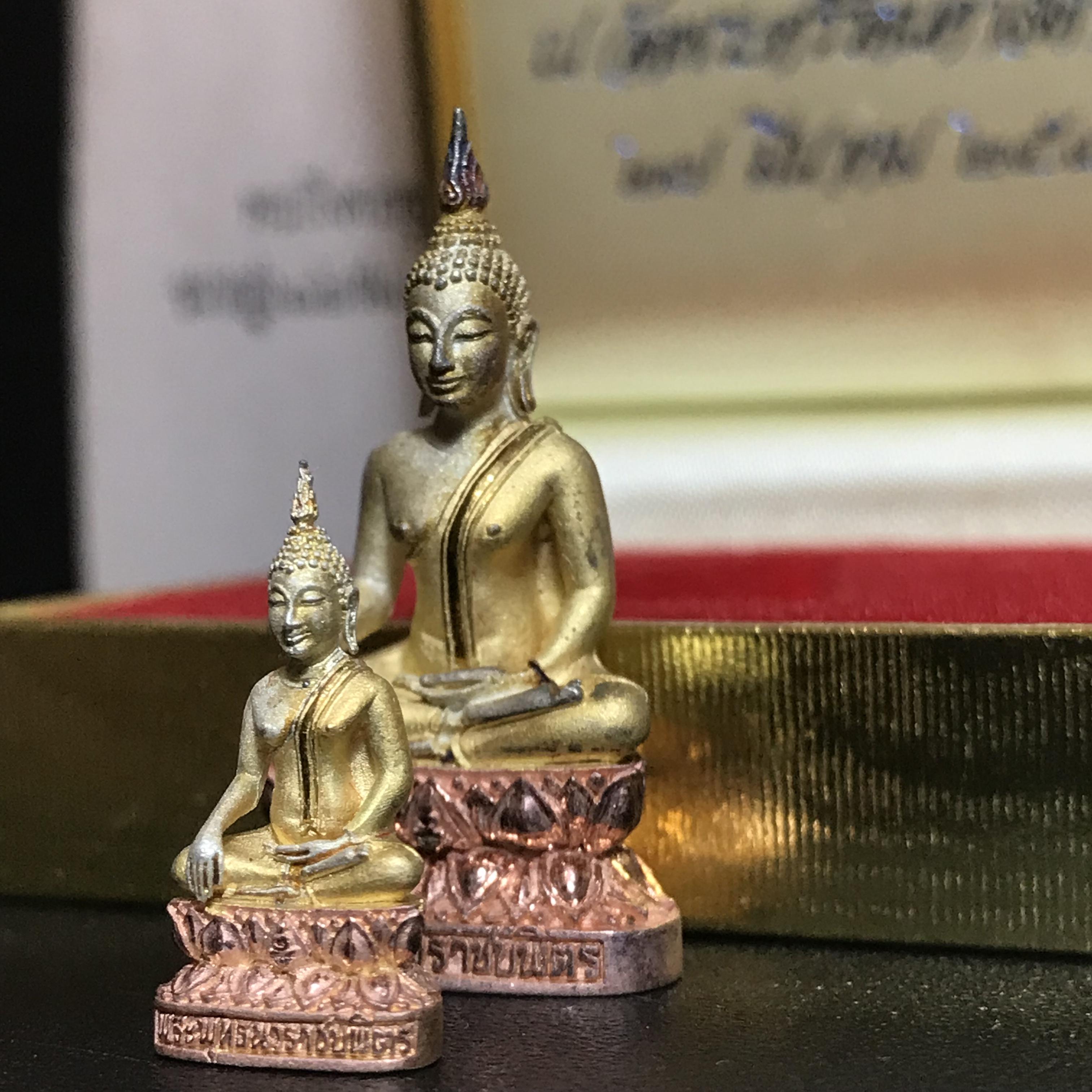 พระกริ่ง-พระชัยวัฒน์พระพุทธนวราชบพิตร ปี2540 เนื้อเงินสามกษัตริย์พร้อมกล่องบรรจุเดิม(รวม2องค์)