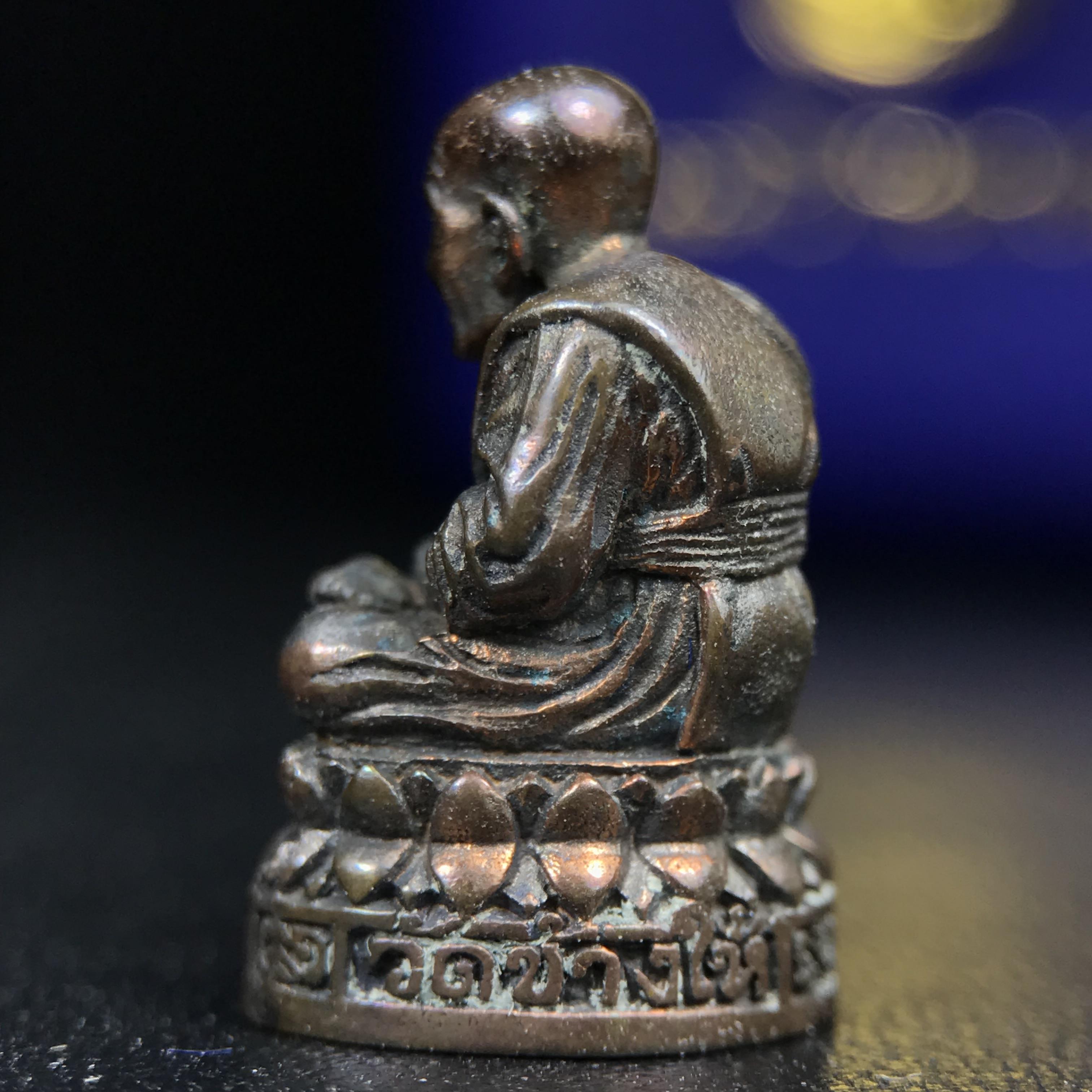 รูปเหมือนหล่อลอยองค์หลวงปู่ทวด รุ่น 111ปี กระทรวงกลาโหม เนื้อนวโลหะรมดำ-ปัดเงา ปี2540 พิธีใหญ่ เข้มขลัง นิยม พร้อมกล่องบรรจุเดิม(คัดสภาพสวยผิวเทพๆผิวรุ้งๆ)ทั้งพิธีทั้งพุทธศิลป์ทรงคุณค่าอีกหนึ่งรุ่นยอดนิยม