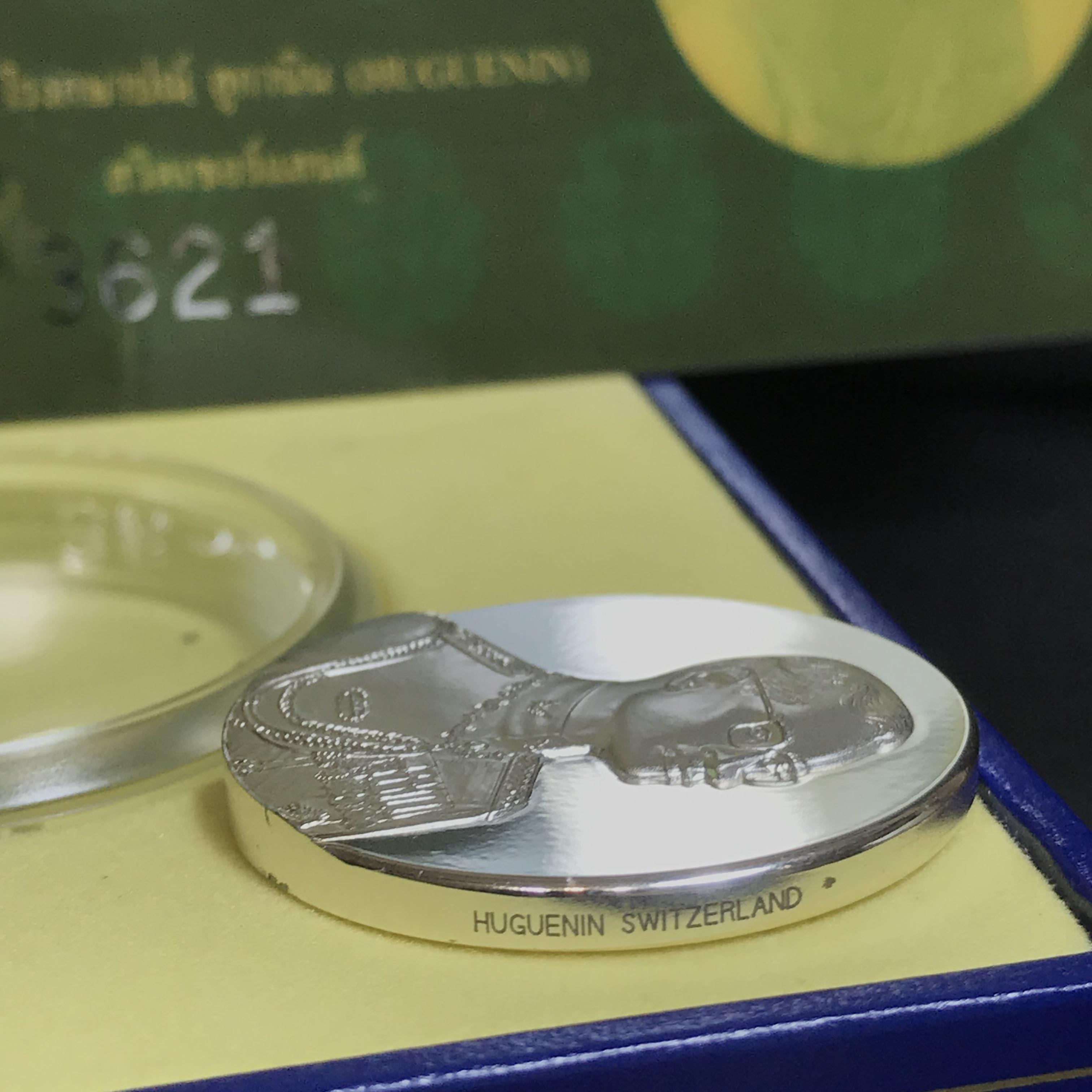 เหรียญแห่งศรัทธา ร.9 ที่ระลึก50 ปีแพทย์ศาสตร์ จุฬาฯ ปี2540 เนื้อเงินกล่องบรรจุการ์ดรับรองเดิมครบสมบูรณ์(หายาก)