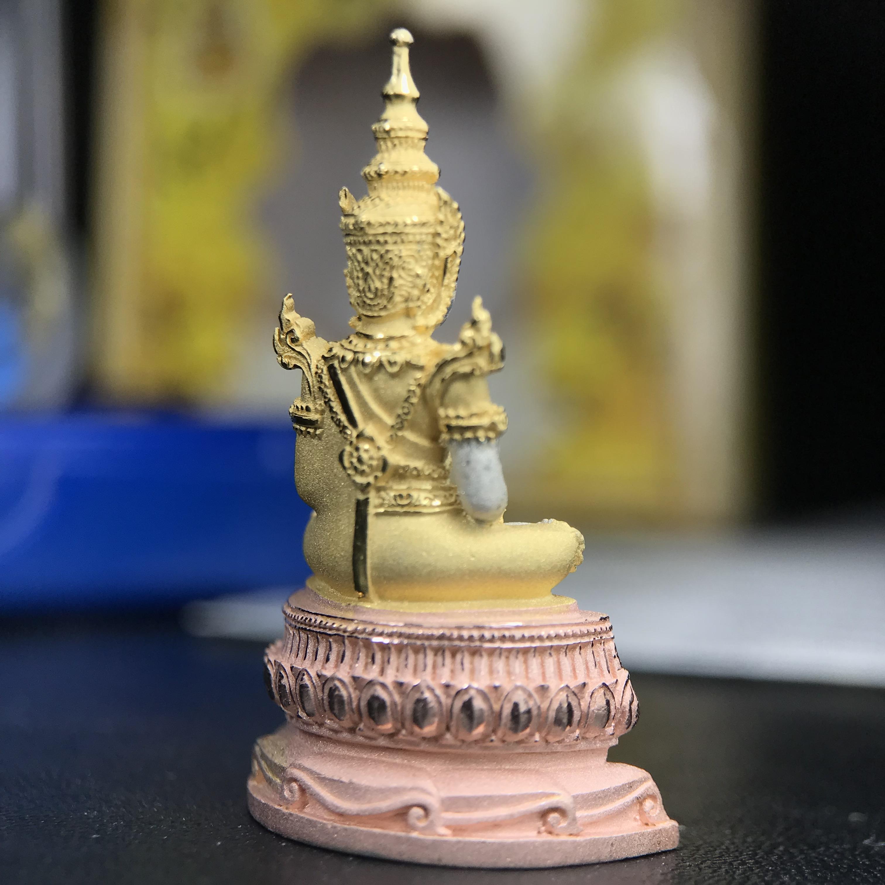 พระแก้วมรกต ทรงเครื่องฤดูร้อน พระราชทานประดิษฐานตราสัญลักษณ์ฉลองสิริราชสมบัติ ครบ 60 ปี ในหลวงรัชกาลที่ 9 พ.ศ.2549 เนื้อเงินสามกษัตริย์ลอยองค์พิมพ์ใหญ่ สูง 3.6 ซม. ขนาดหน้าตัก 1/2 นิ้ว (พิธีใหญ่มหาพุทธาภิเษก ณ พระอุโบสถวัดพระแก้ว เกจิอาจารย์ 108 รูป )