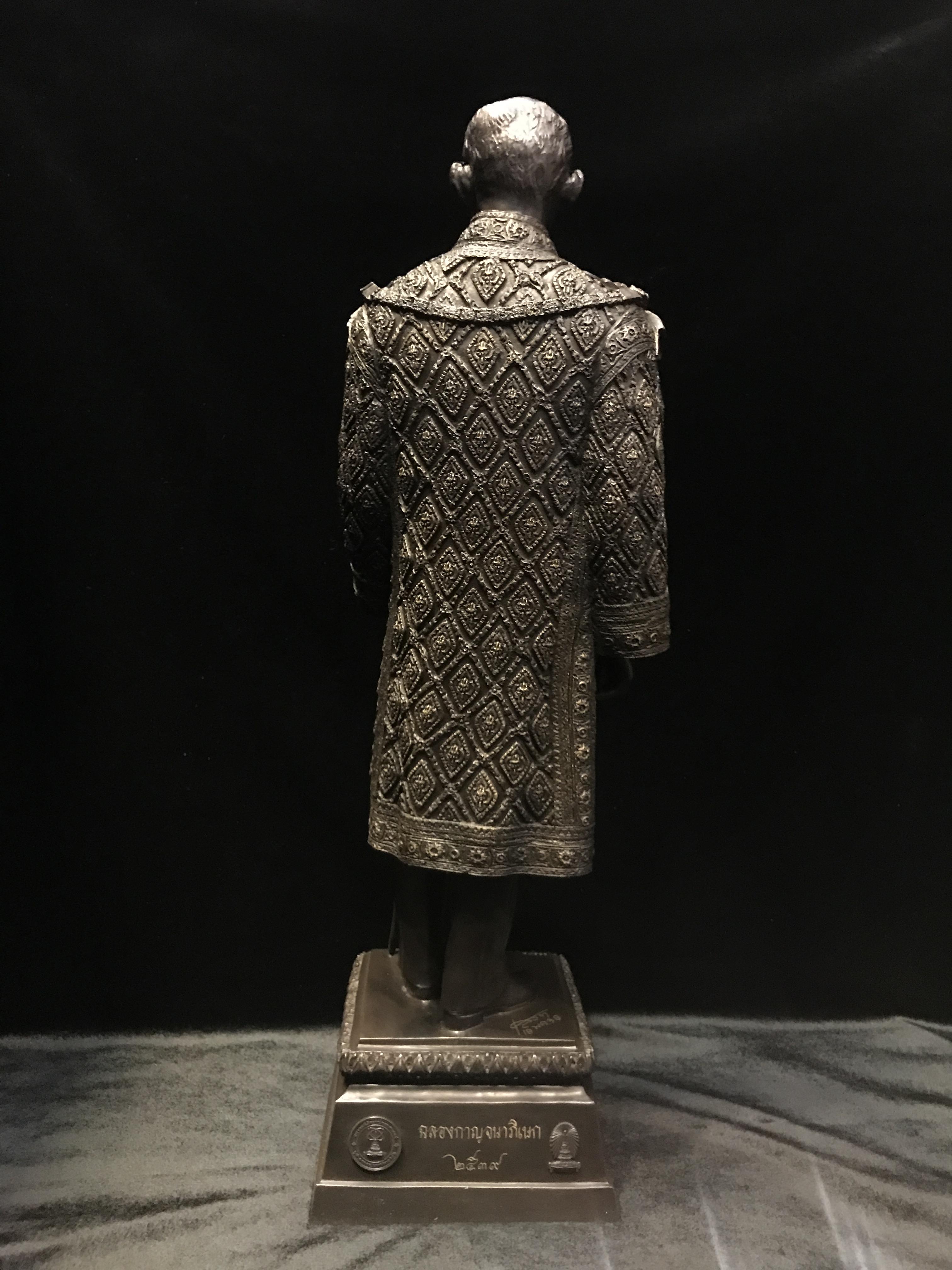 พระบรมรูปจำลองในหลวง รัชกาลที่ ๙ จัดสร้างโดย สมาคมศิษย์เก่าวิทยาศาสตร์ จุฬาลงกรณ์มหาวิทยาลัยและคณะวิทยาศาสตร์ จุฬาลงกรณ์มหาวิทยาลัย ปี2539(พร้อมกล่องบรรจุเดิมและใบรับรองจากผู้จัดสร้าง)