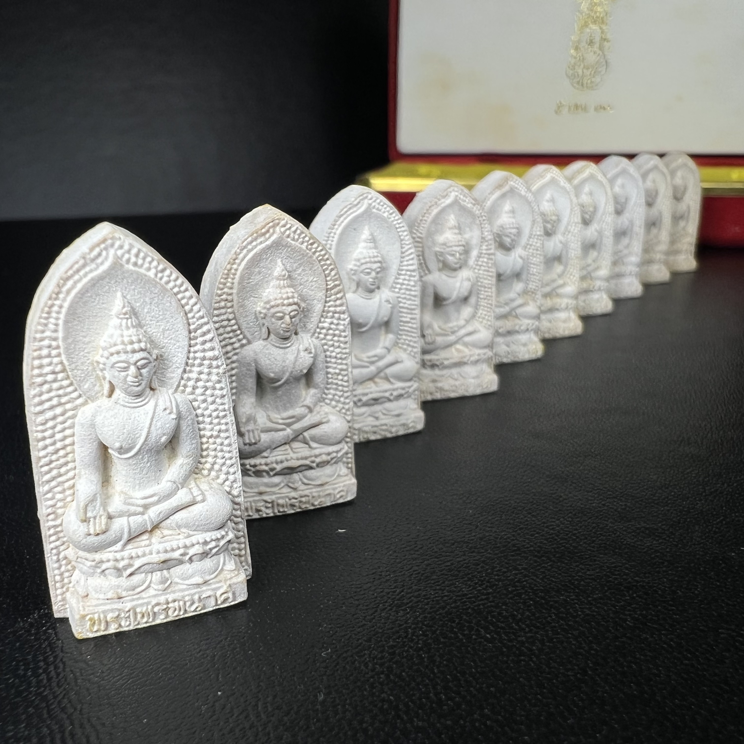 พระไพรีพินาศ ภปร. ครบ 5 รอบ ร.9 ปี 2530(เนื้อผงพิมพ์ใหญ่) ชุดกรรมการ บรรจุจำนวน 10 องค์ ในกล่อง ตราสัญลักษณ์ ภปร.(ในหลวงรัชกาลที่9เสด็จในพิธีเจิมพระสุหร่าย)พระดี พิธีใหญ่ ประกอบพิธีพุทธาภิเษกพร้อมกับพิธีพระกริ่งปวเรศ ปี2530 วัดบวรนิเวศวิหาร(1 ใน 15 ชุด)