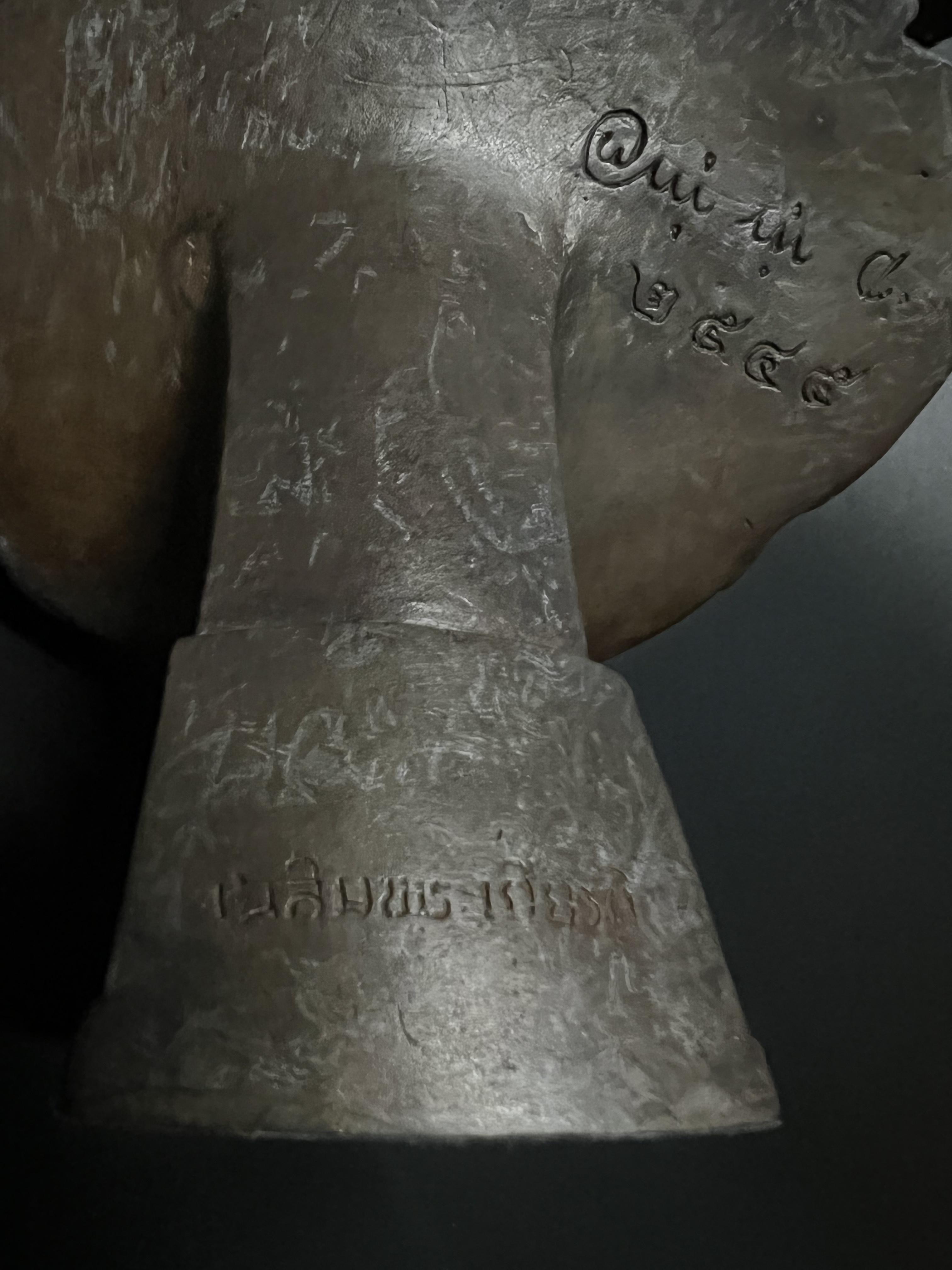 พระบรมรูปในหลวงรัชกาลที่9 รุ่นเฉลิมพระเกียรติ ปี2545 สูง 9 นิ้ว ฉลองพระองค์เต็มยศสายสะพายมหาจักรี สายสร้อยจุลจอมเกล้า ส่วนฐานประดับอักษรพระปรมาภิไธย ภ.ป.ร.(พิธีปลุกเสกวัดพระแก้ว)