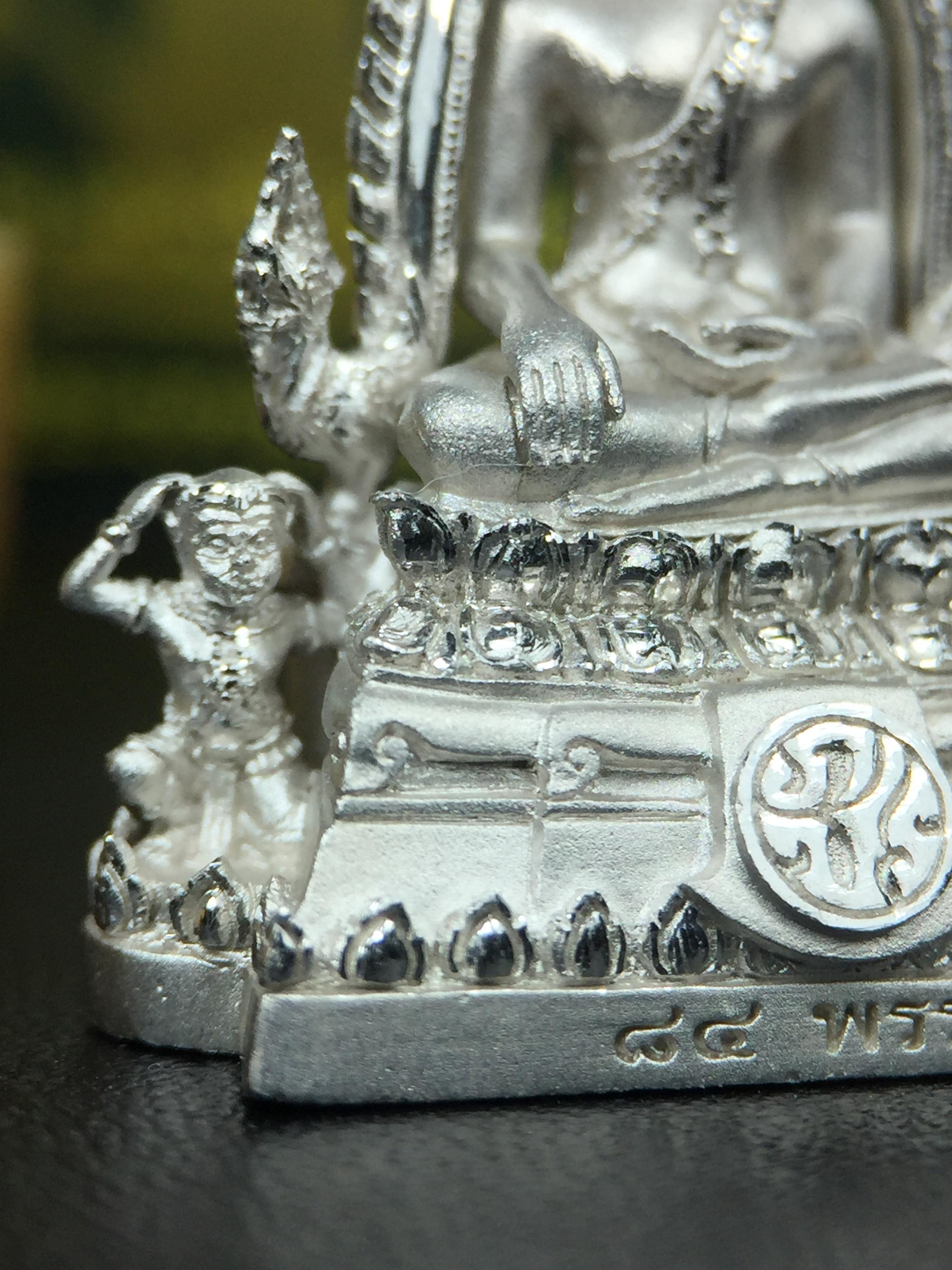 พระพุทธชินราช(จำลอง) ภปร. 84 พรรษา ปี 2554 เนื้อเงินชุบทองคำขาว พิมพ์กลางขนาดหน้าตัก 1/2 นิ้ว(พระราชทานมวลสาร จิตรลดาและเส้นพระเจ้า(เส้นผม)รัชกาลที่9)พุทธศิลป์ทรงคุณค่าอีกหนึ่งรุ่นยอดนิยม