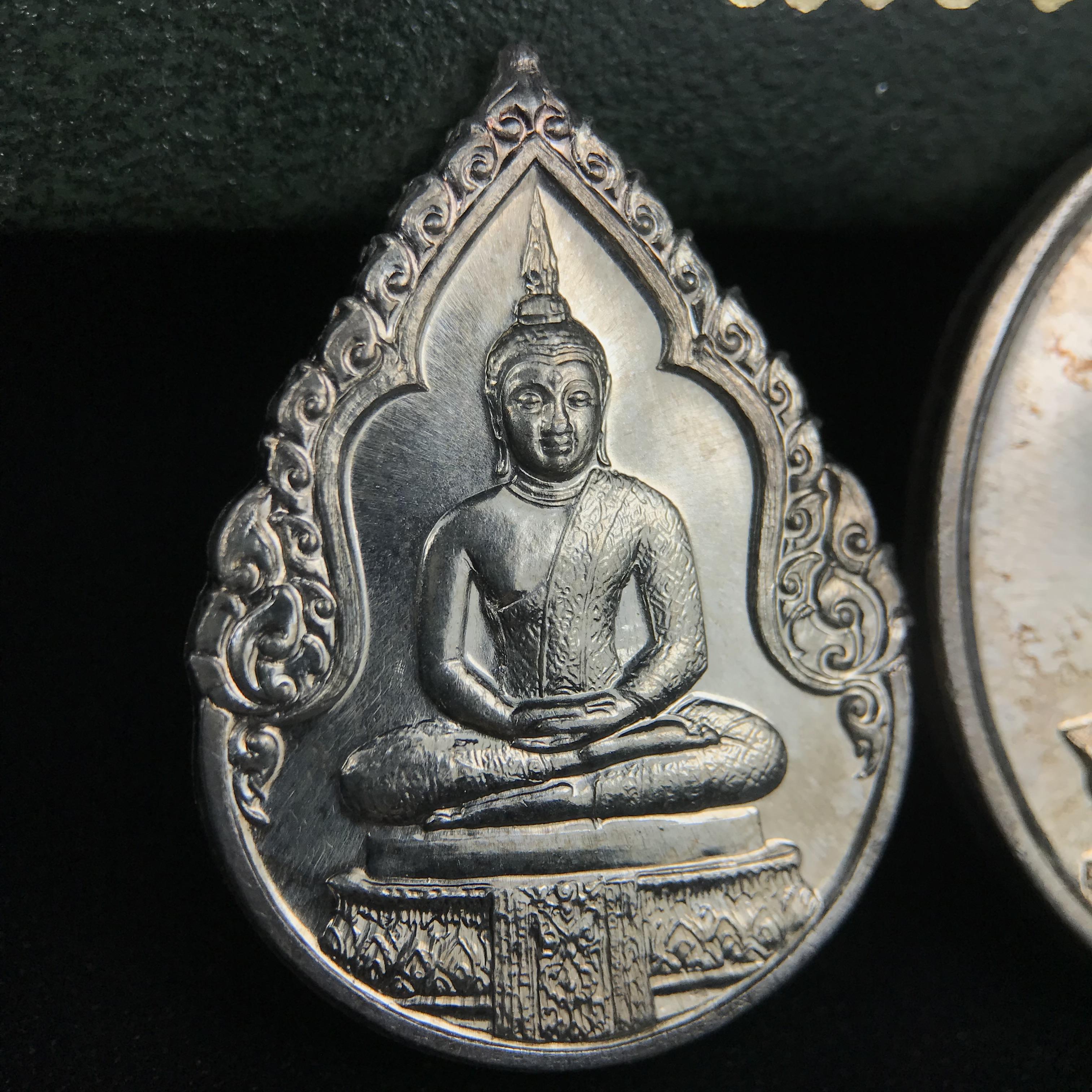 เหรียญพระแก้วมรกตหลัง ภปร. ฉลองกรุงรัตนโกสินทร์ครบ 200 ปี พ.ศ.2525 เนื้อเงินกล่องบรรจุเดิมครบ3พิมพ์(บล็อกพระราชศรัธา)(ในหลวงรัชกาลที่9 เสด็จในพิธี)พระคู่บ้านคู่เมือง...พระดี...พิธีใหญ่