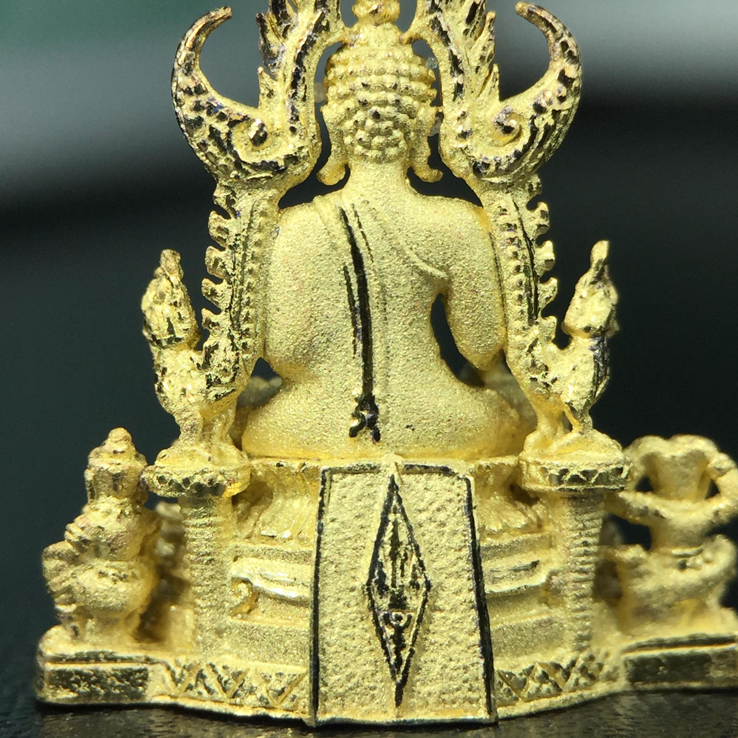 พระพุทธชินราช ภปร. ในวโรกาสพระราชพิธีมหามงคล เฉลิมพระชนมายุ6รอบ 5ธันวาคม2542 มูลนิธิพิทักษ์ดวงตาประชาชน จัดสร้าง เนื้อเงินบริสุทธิ์ 99.9% แบบชุบทองประกายเพชร 3 ไมครอน พิมพ์กลาง ขนาดสูง 2.4 ซม. พร้อมกล่องบรรจุเดิม