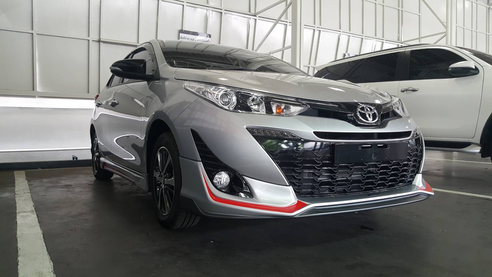 Toyota Yaris ATIV hatchback and sedan bodykits by Amotriz