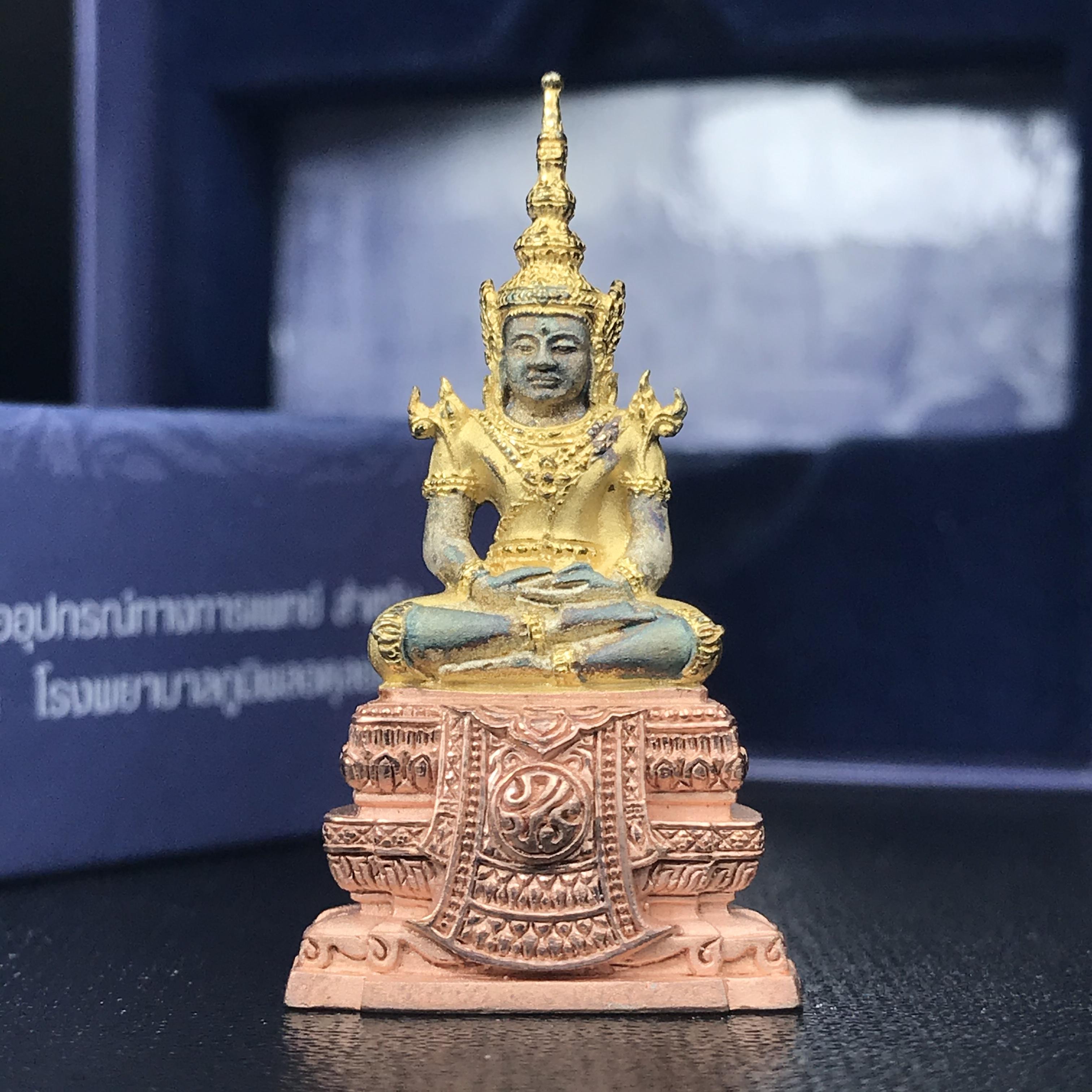 พระแก้วมรกต ภปร. ปี2547 จัดสร้างโดย รพ.ภูมิพลฯ เนื้อเงิน (3 กษัตริย์)ลอยองค์ หน้าตัก 1/2 นิ้ว (สภาพผิวเดิม ขึ้นสีรุ้งธรรมชาติ แบบนิยม) (1ใน3000องค์)