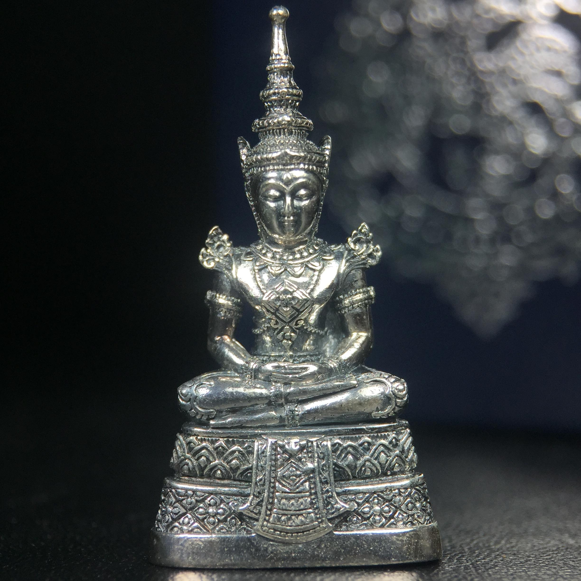 พระแก้วมรกต กรมสรรพสามิตจัดสร้างขึ้นเนื่องในโอกาสครบรอบ 64 ปีของกรมสรรพสามิต และเนื่องในวโรกาสที่พระบาทสมเด็จพระเจ้าอยู่หัวทรงครองราชย์ครบ 50 ปีในปีกาญจนาภิเษก เมื่อ พ.ศ.2539 เนื้อเงินรมดำขัดเงาพร้อมกล่องบรรจุเดิม