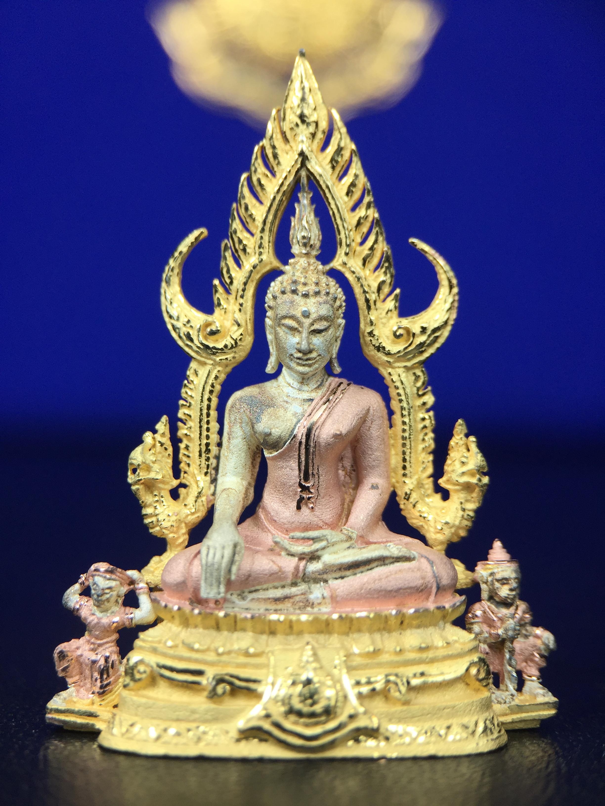 พระพุทธชินราช ภปร. ในวโรกาสพระราชพิธีมหามงคล เฉลิมพระชนมายุ6รอบ 5ธันวาคม2542 มูลนิธิพิทักษ์ดวงตาประชาชน จัดสร้าง เนื้อเงินบริสุทธิ์ 99.9% แบบสามกษัตริย์ขัดเงาบางส่วน พิมพ์ใหญ่ ขนาดสูง 3.4 ซม. พร้อมกล่องบรรจุเดิม