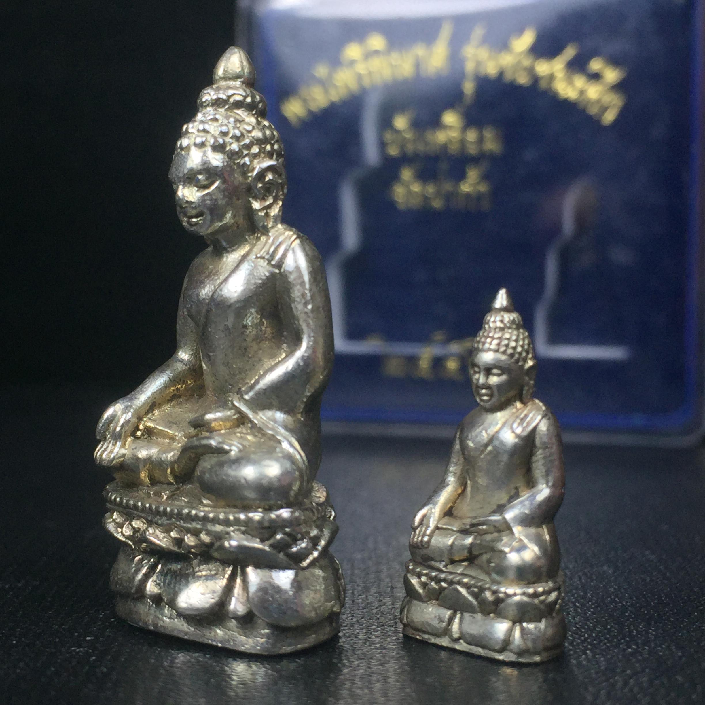 พระไพรีพินาศ วัดบวรนิเวศวิหาร รุ่นชัยชนะศึก ปี2546 พิมพ์บัวเหลี่ยม เนื้ออัลปาก้า หมายเลข 530(สภาพสวยพร้อมกล่องบรรจุเดิมครบสมบูรณ์)(พระดี พิธีใหญ่ มวลสารเด่น รุ่นนิยม)