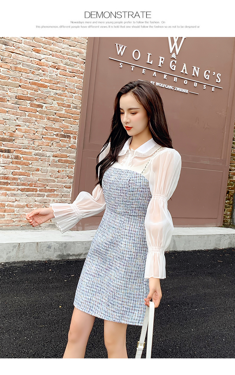 ชุดเดรสสั้นผ้ากระสอบทรงเอแคบโทนฟ้าสายเดี่ยวมีเสื้อตัวในเป็นผ้าแก้วคอบัว แขนยาวจั๊มแขน สวยเก๋ทันสมัย