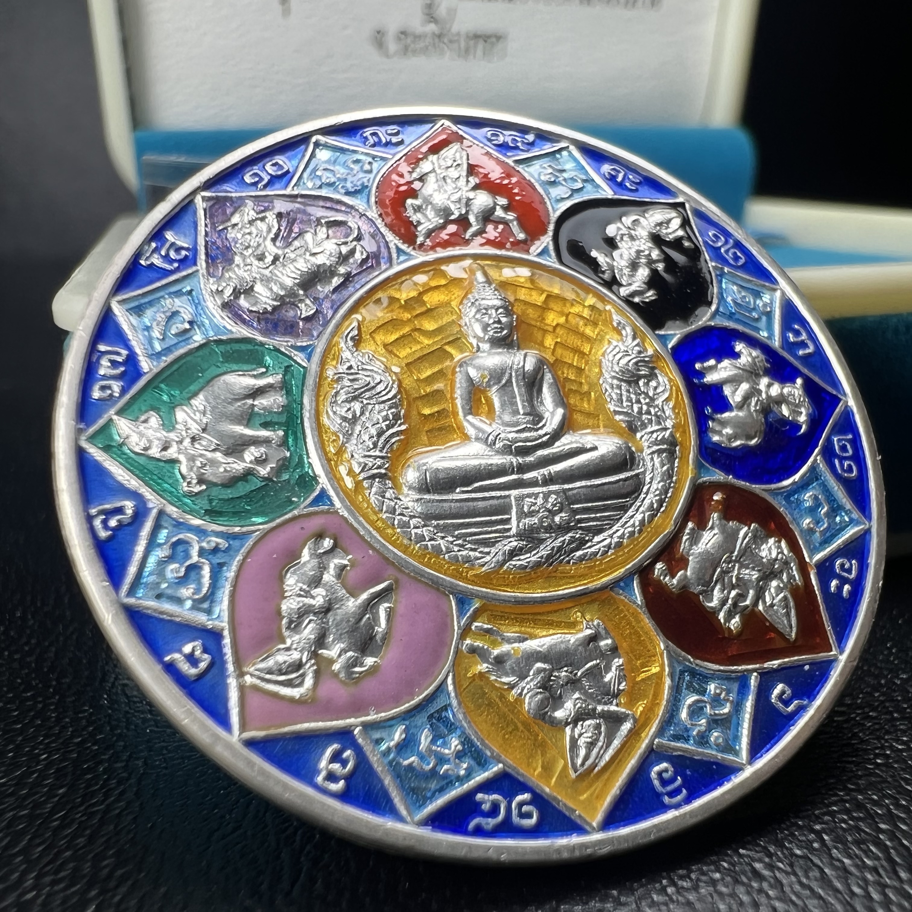 เหรียญหลวงพ่อโสธร รุ่นดวงชะตาคู่ชีวิต พิธีมหาจักรพรรดิตราธิราชครั้งยิ่งใหญ่ พิธีสวดนพเคราะห์เพื่อความเป็นสิริมงคล ปี 2547 ณ พระอุโบสถวัดโสธรวรารามวรวิหาร จ.ฉะเชิงเทรา เนื้อเงินลงยาราชาวดี ขนาด 3.2 ซม.พร้อมกล่องบรรจุเดิมสภาพสวยครบสมบูรณ์